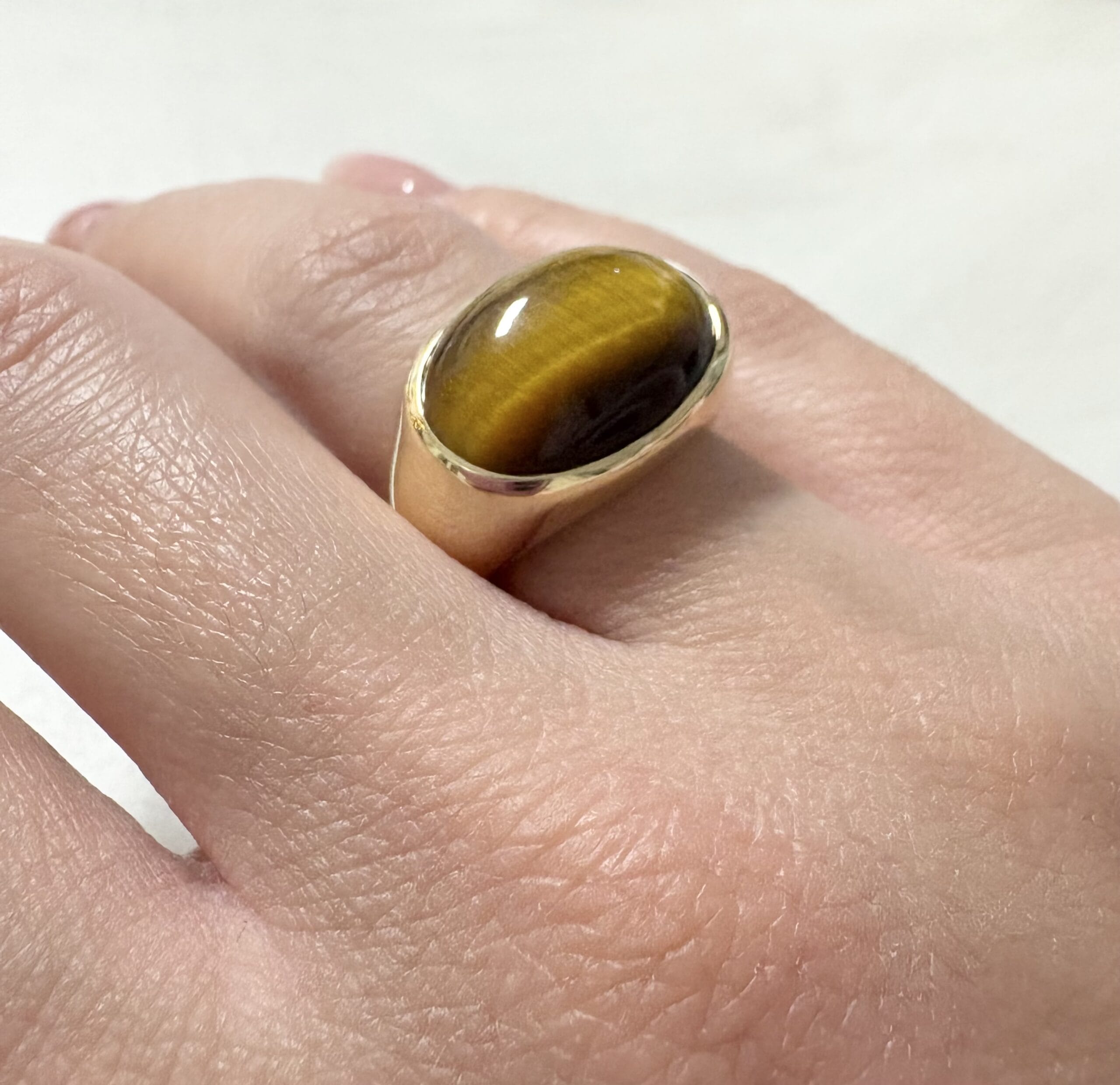 Anello bombato in oro giallo con occhio di tigre ovale-4