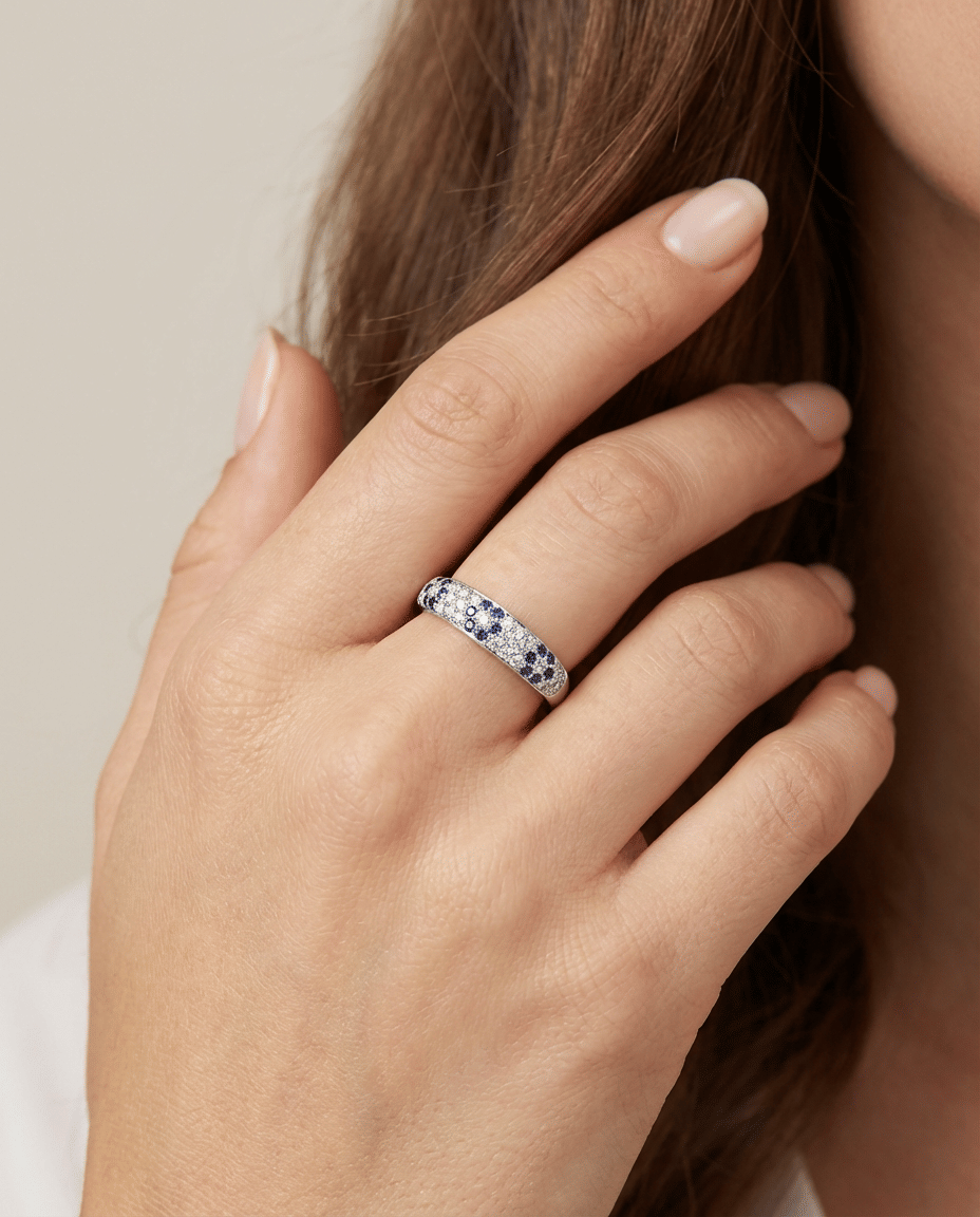 Anello fascia in oro bianco con fiori di diamanti e zaffiri-4