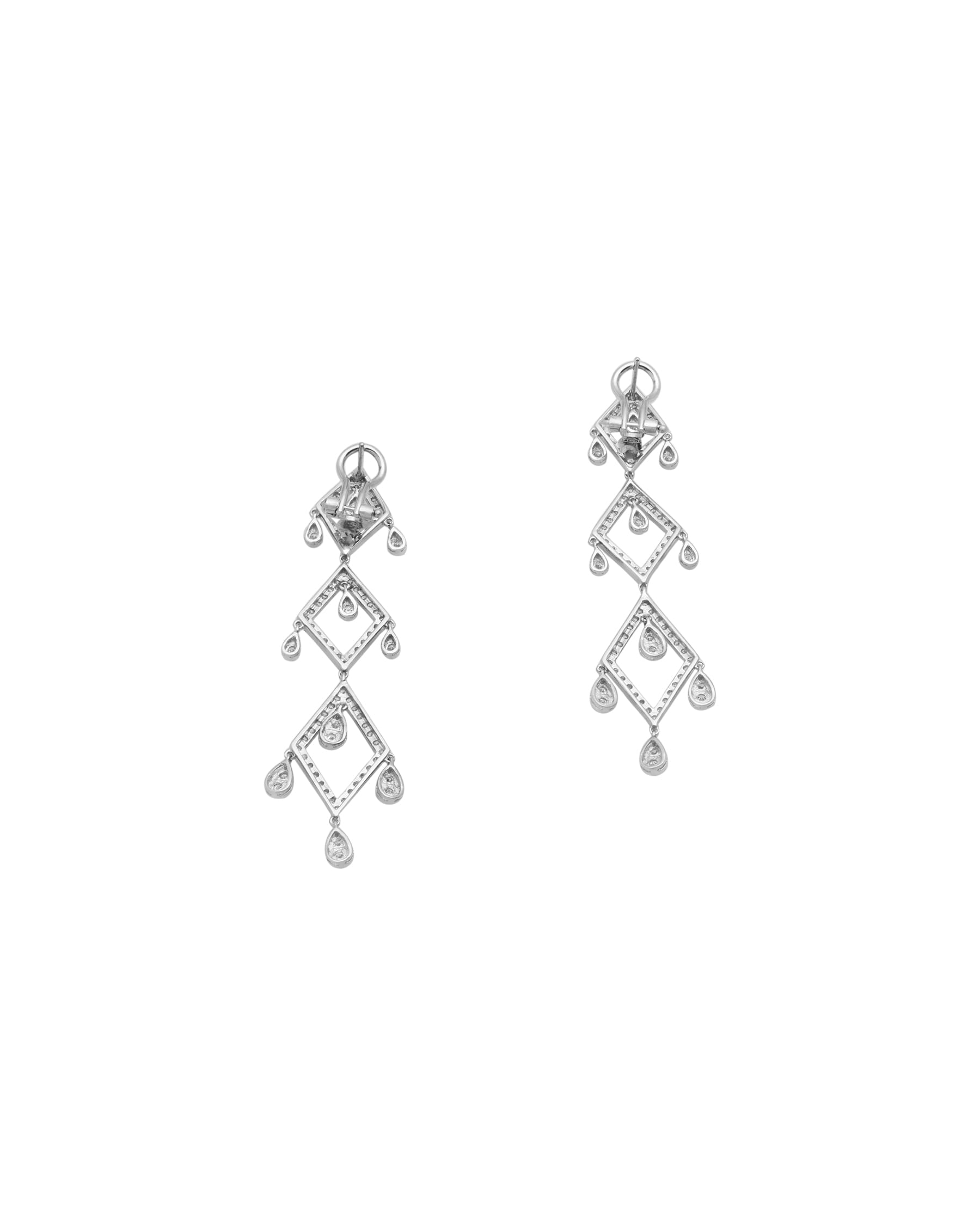 Orecchini pendenti con elementi a rombo e gocce in oro bianco e diamanti-2