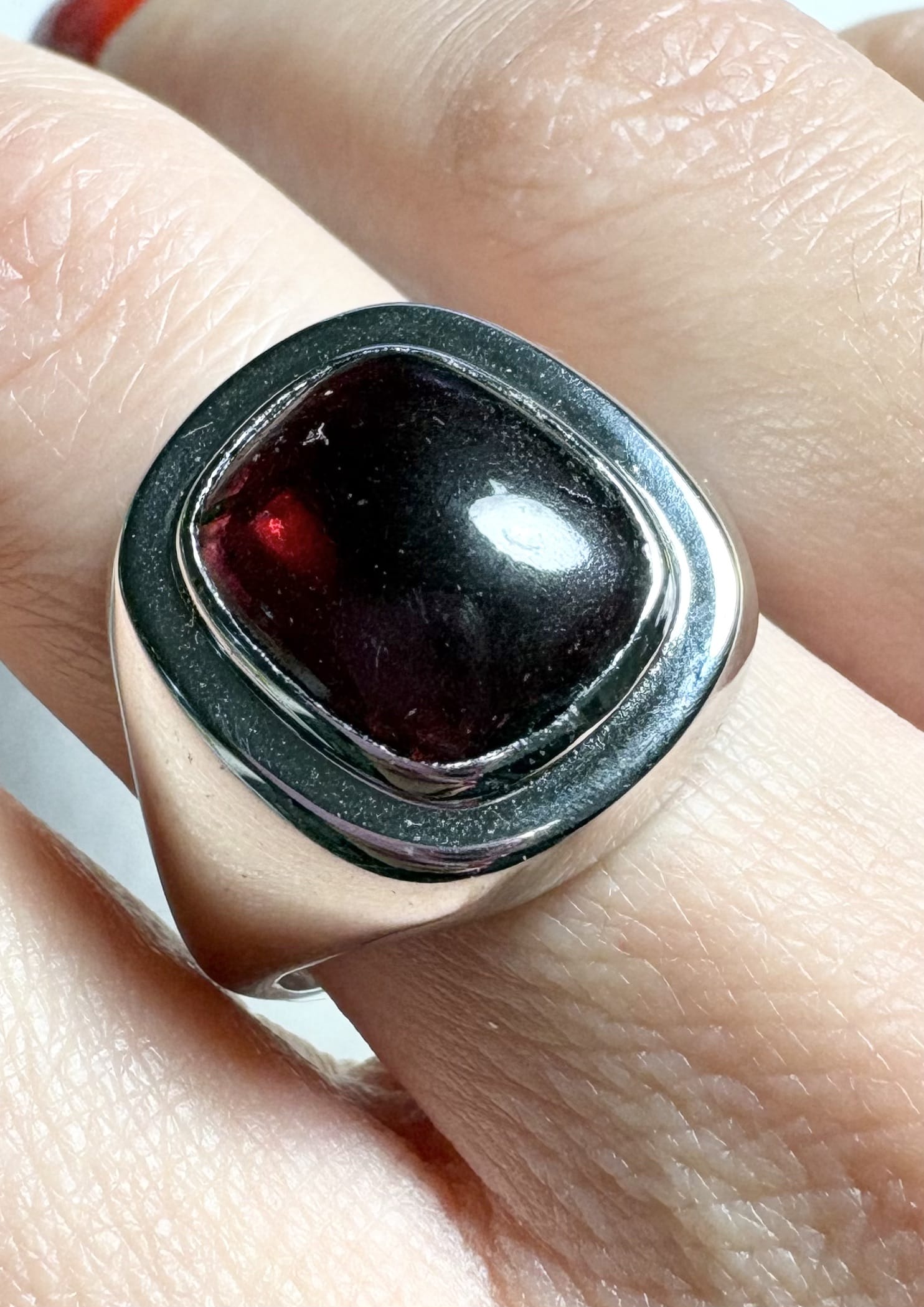 Anello sigillo in oro bianco con granato cabochon-4