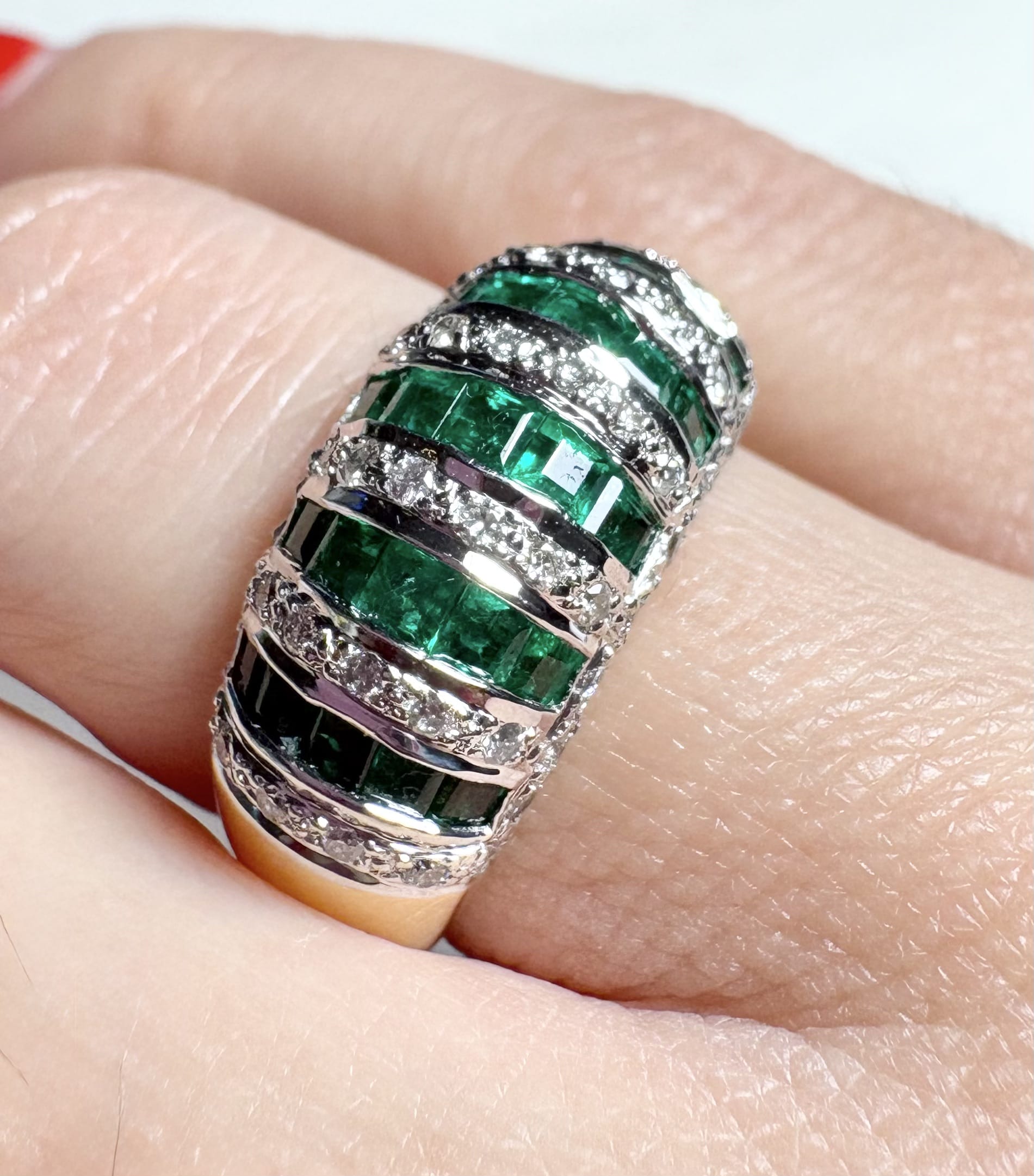 Anello fascia bombato in oro bianco e giallo con smeraldi e diamanti-4