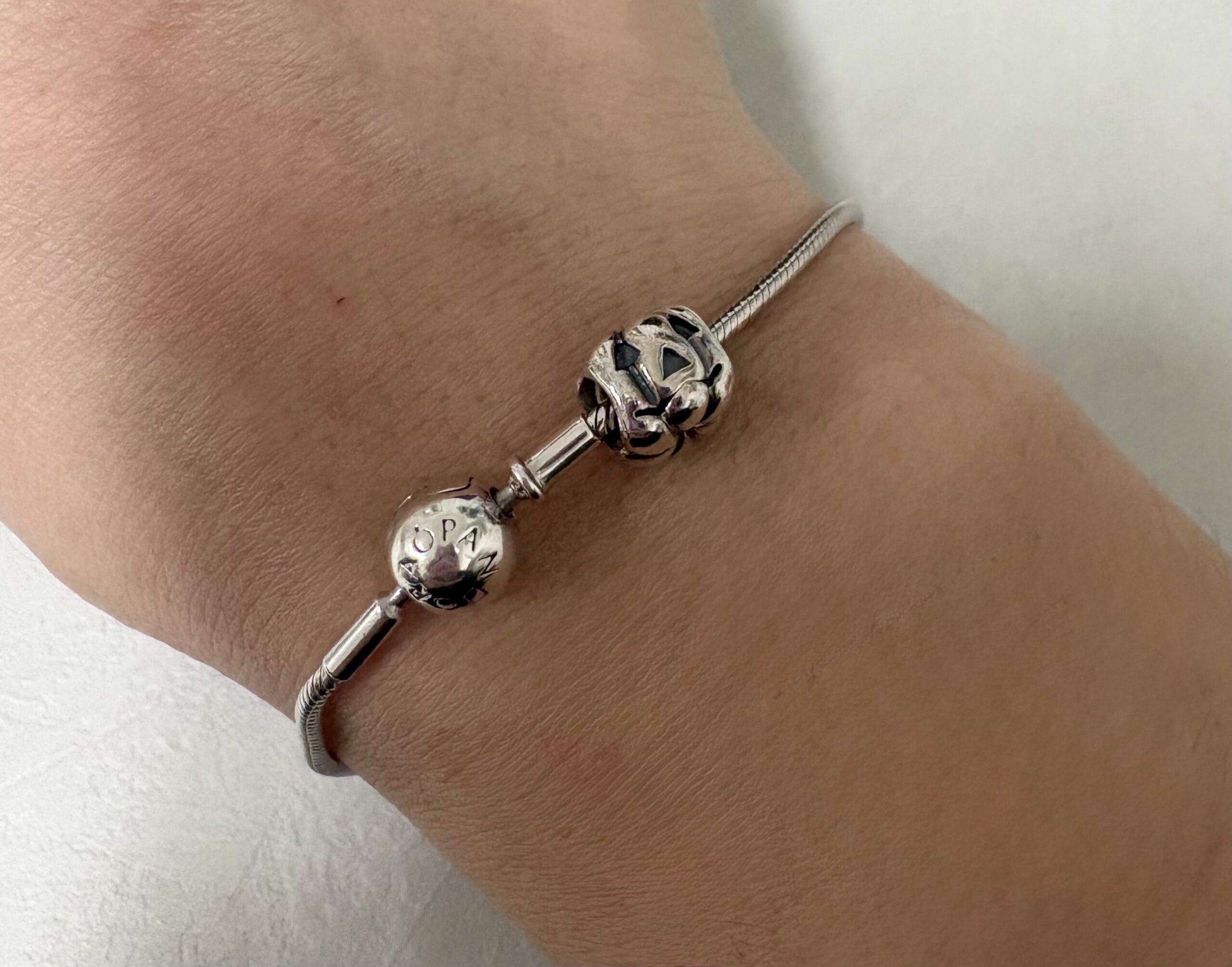 Bracciale pandora moments con charm zucca di halloween-3