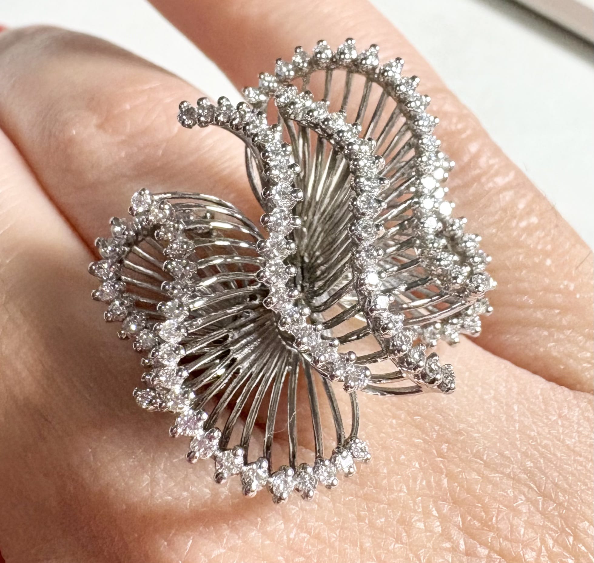 Anello bibigì con design floreale in oro bianco e diamanti-4