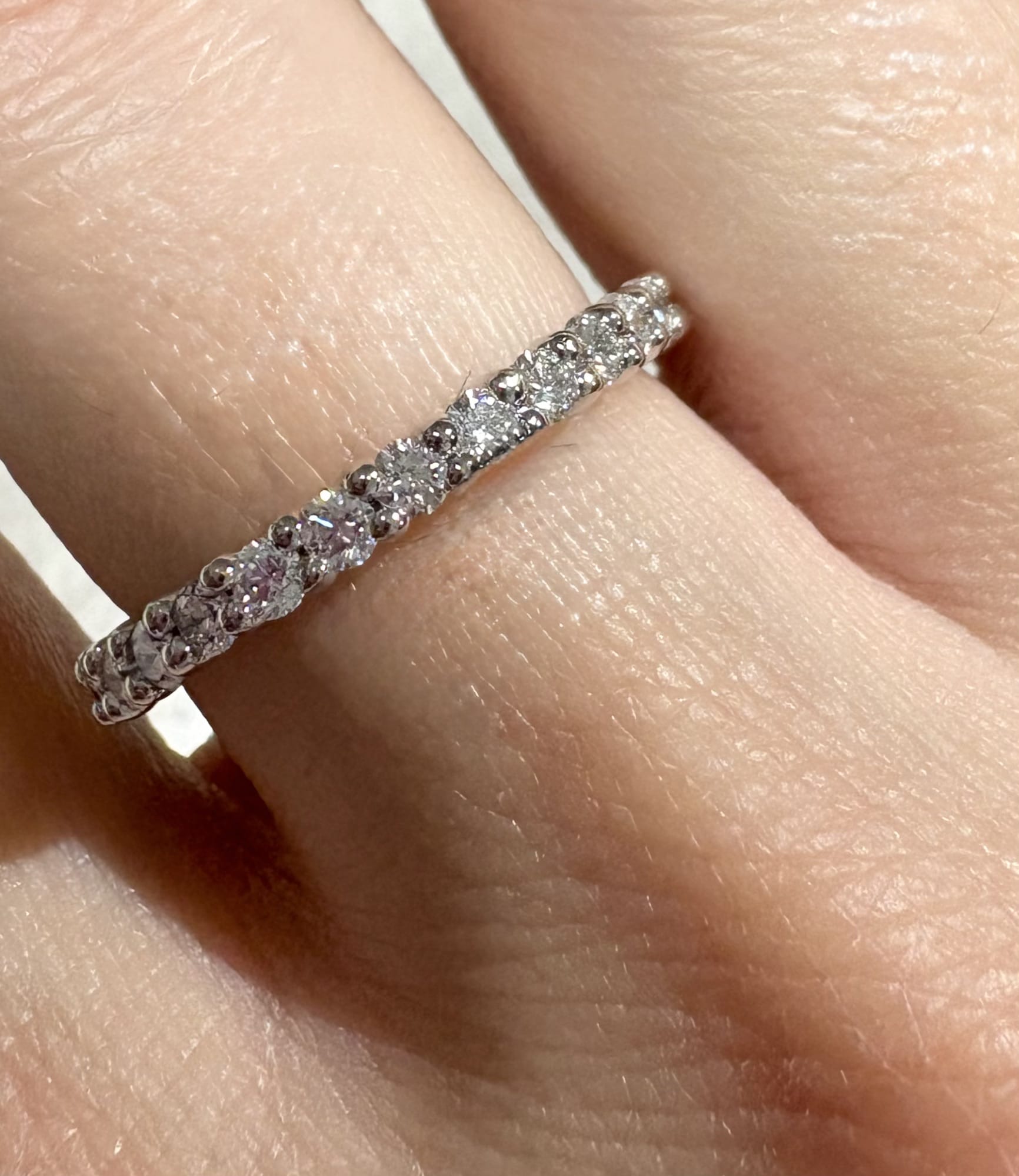 Anello eternity leopizzo in oro bianco e diamanti-3