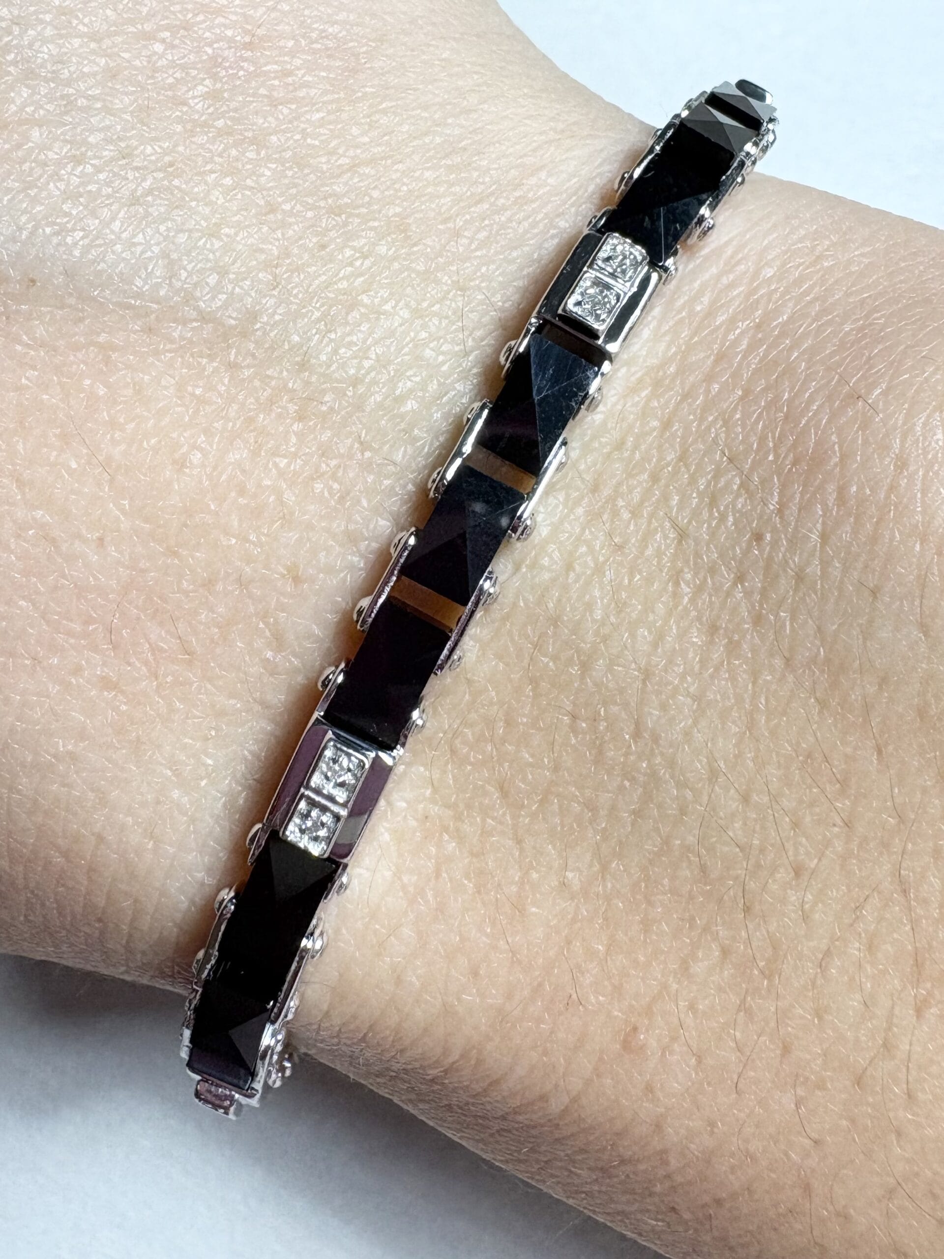 Bracciale arcadia a binario in oro bianco con ceramica nera sfaccettata e diamanti-3