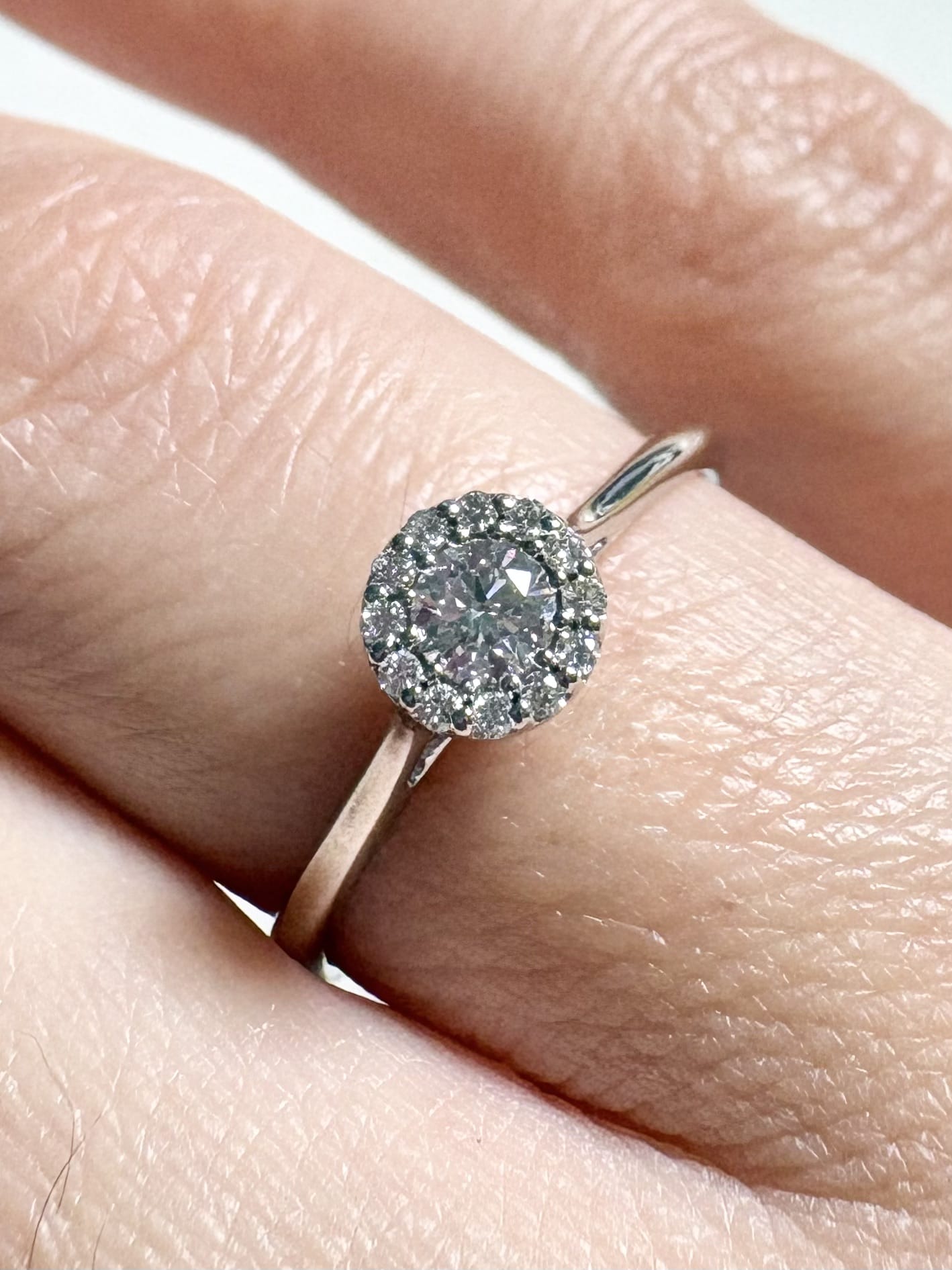 Anello solitario halo in oro bianco con diamanti-4