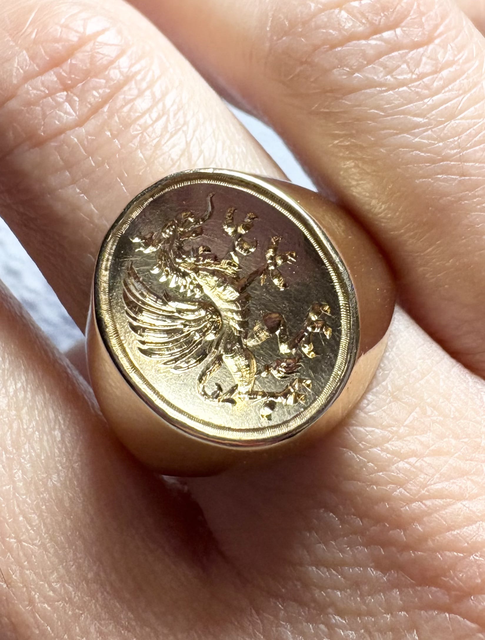 Anello sigillo in oro giallo 18kt con grifone-4