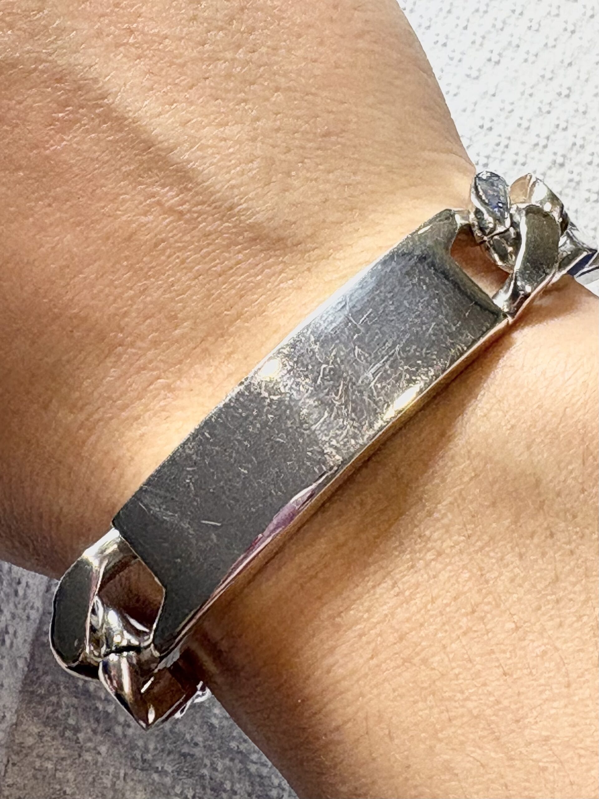 Bracciale in argento con maglia groumette grande e targhetta centrale-3