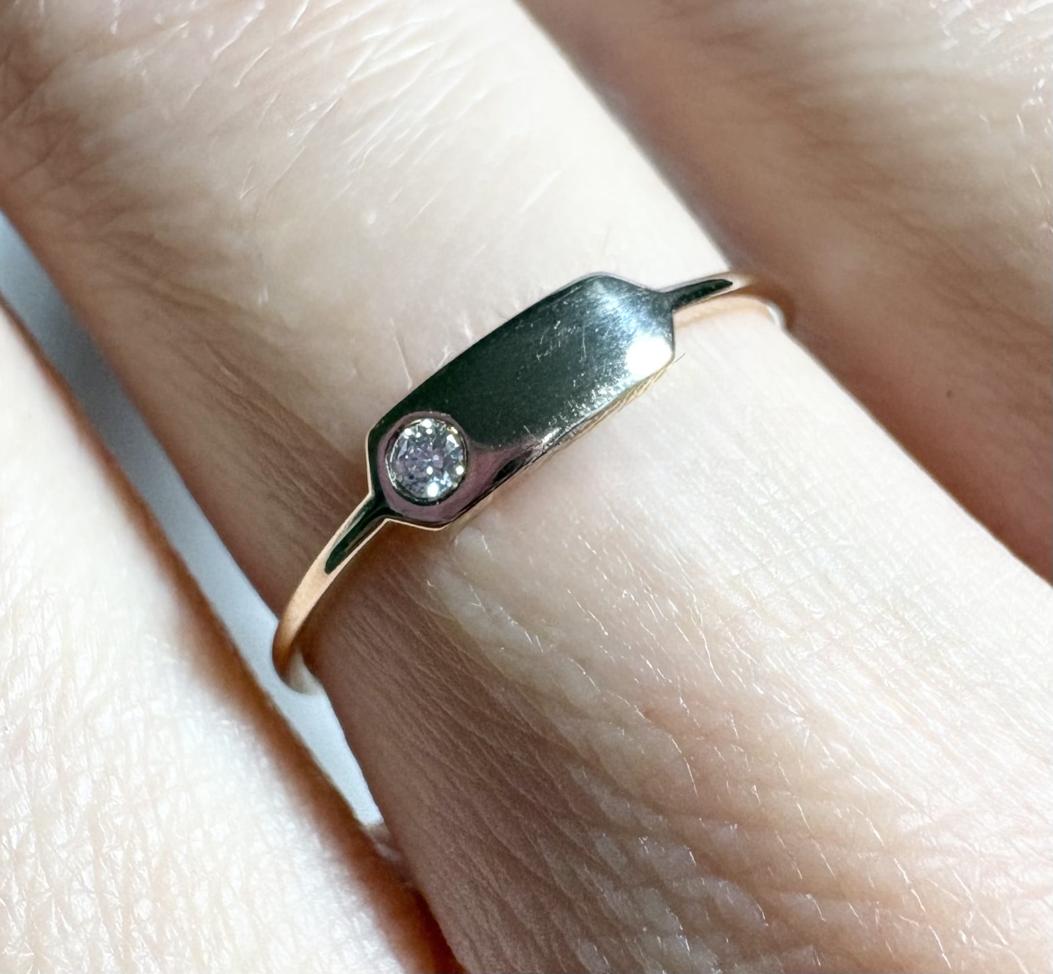 Anello in oro rora con gambo a filo e piastra centrale con diamante-4