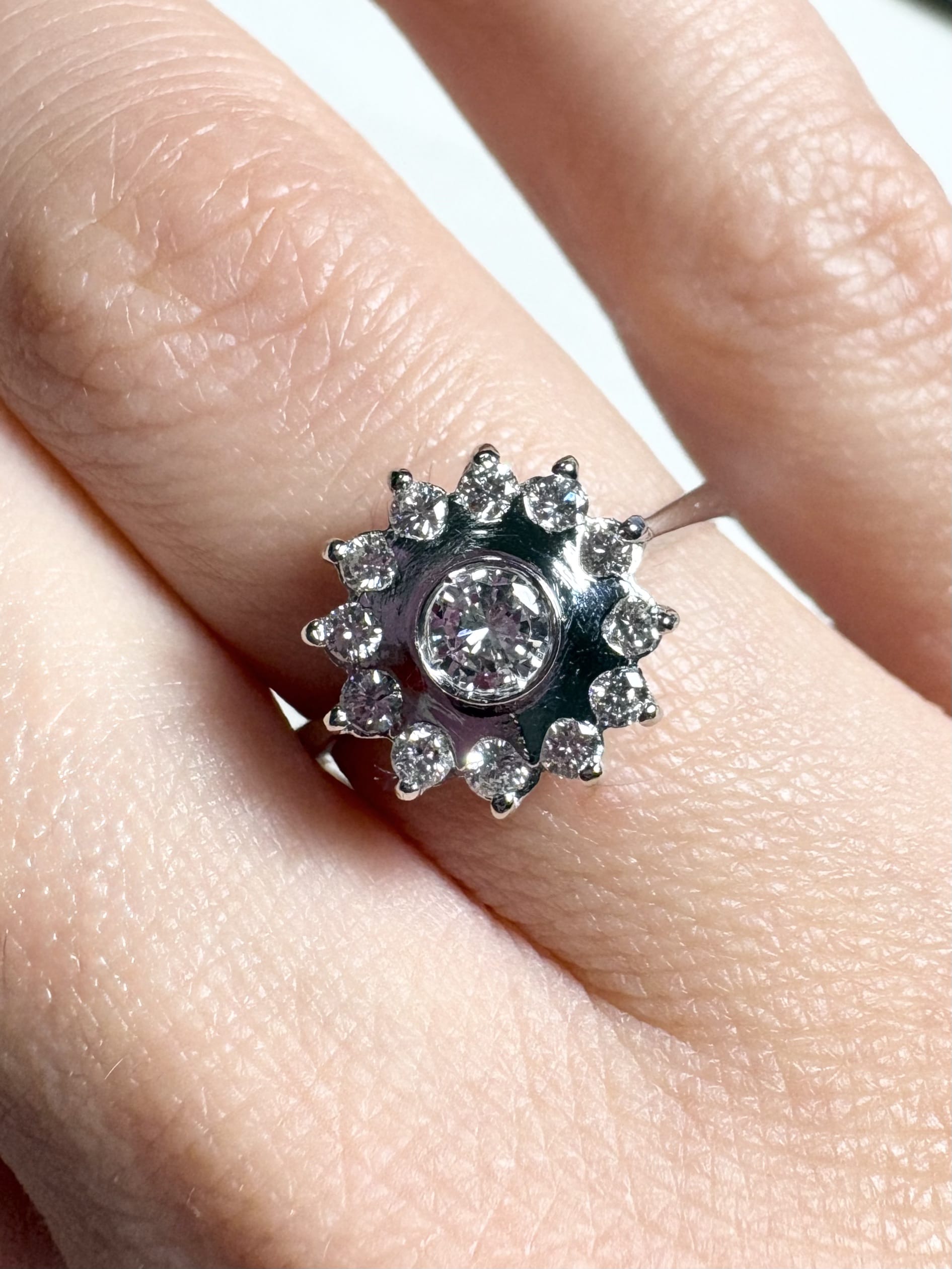 Anello margherita in oro bianco con diamante centrale e diamanti laterali-4