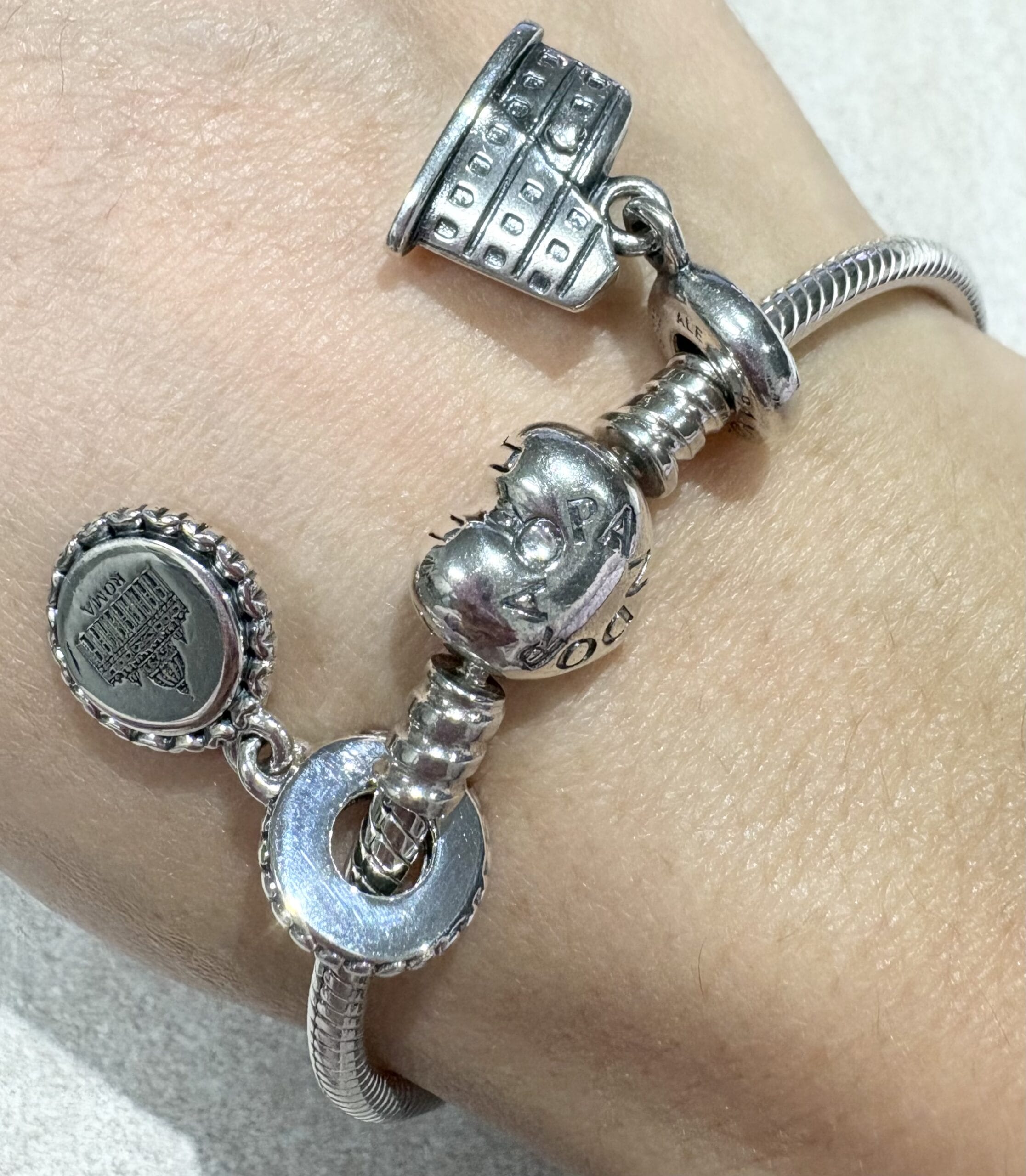 Bracciale pandora moments con chiusura a cuore e charms tema città di roma-2