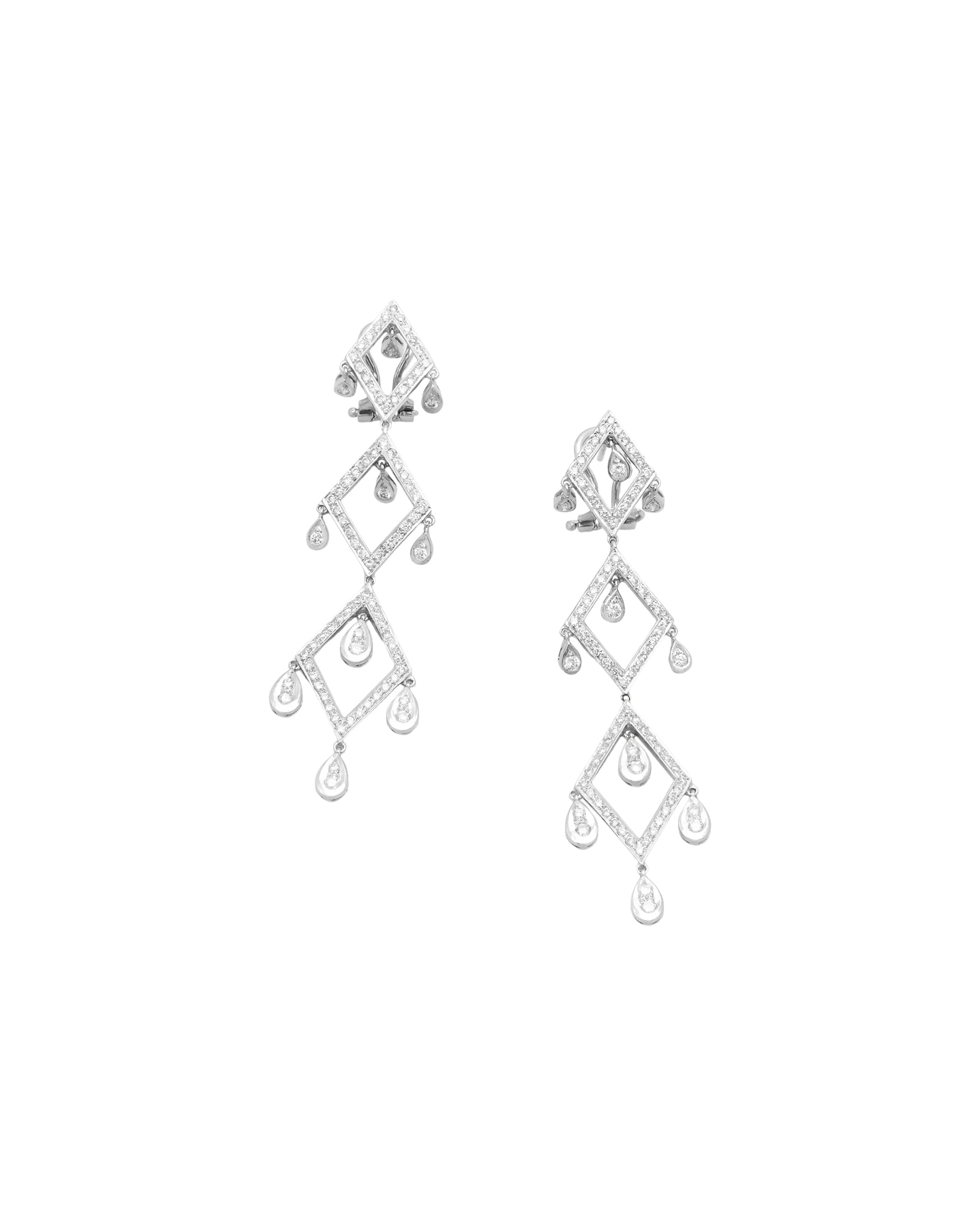 Orecchini pendenti con elementi a rombo e gocce in oro bianco e diamanti-1
