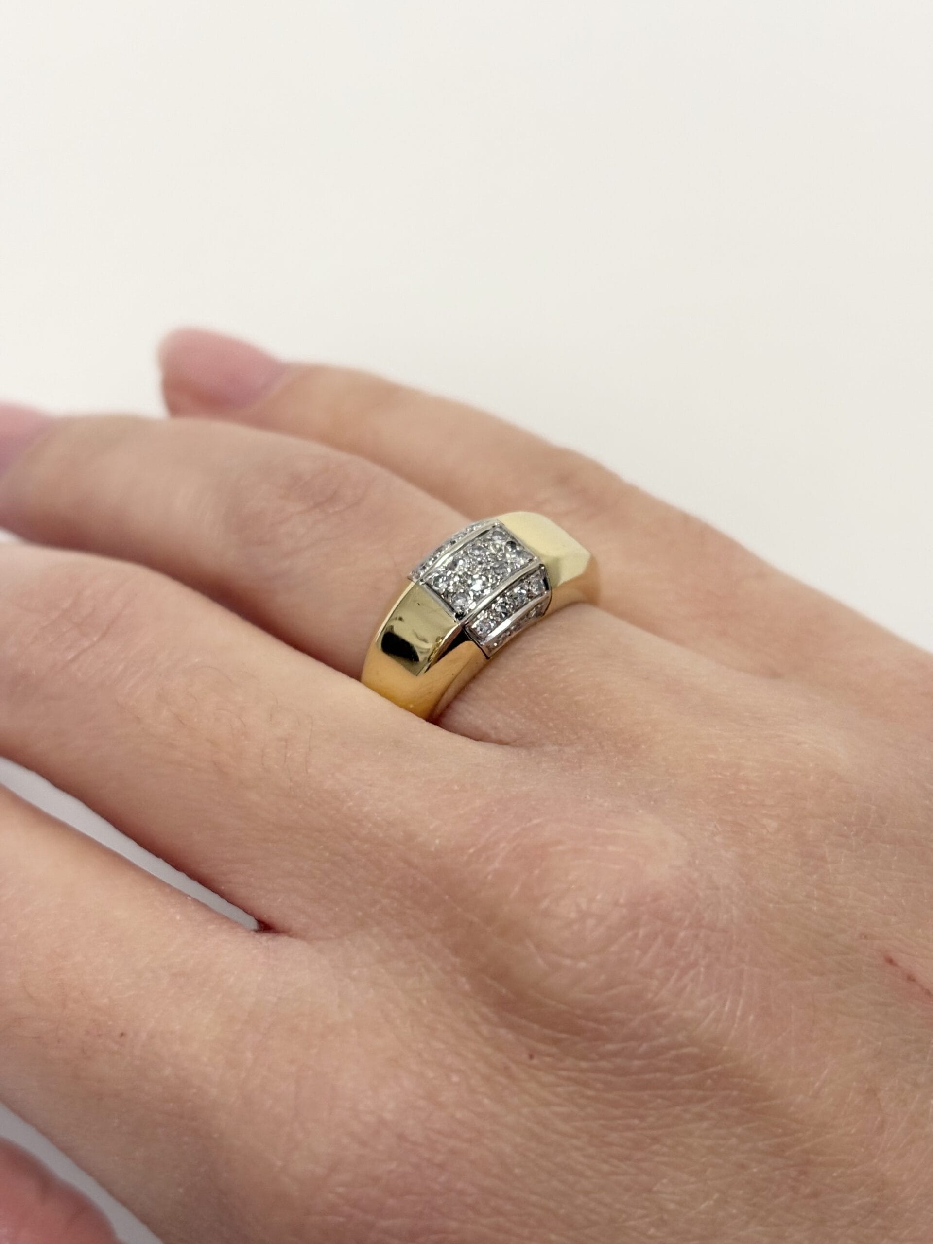 Anello fascia geometrica con diamanti centrali in oro bianco e giallo-4