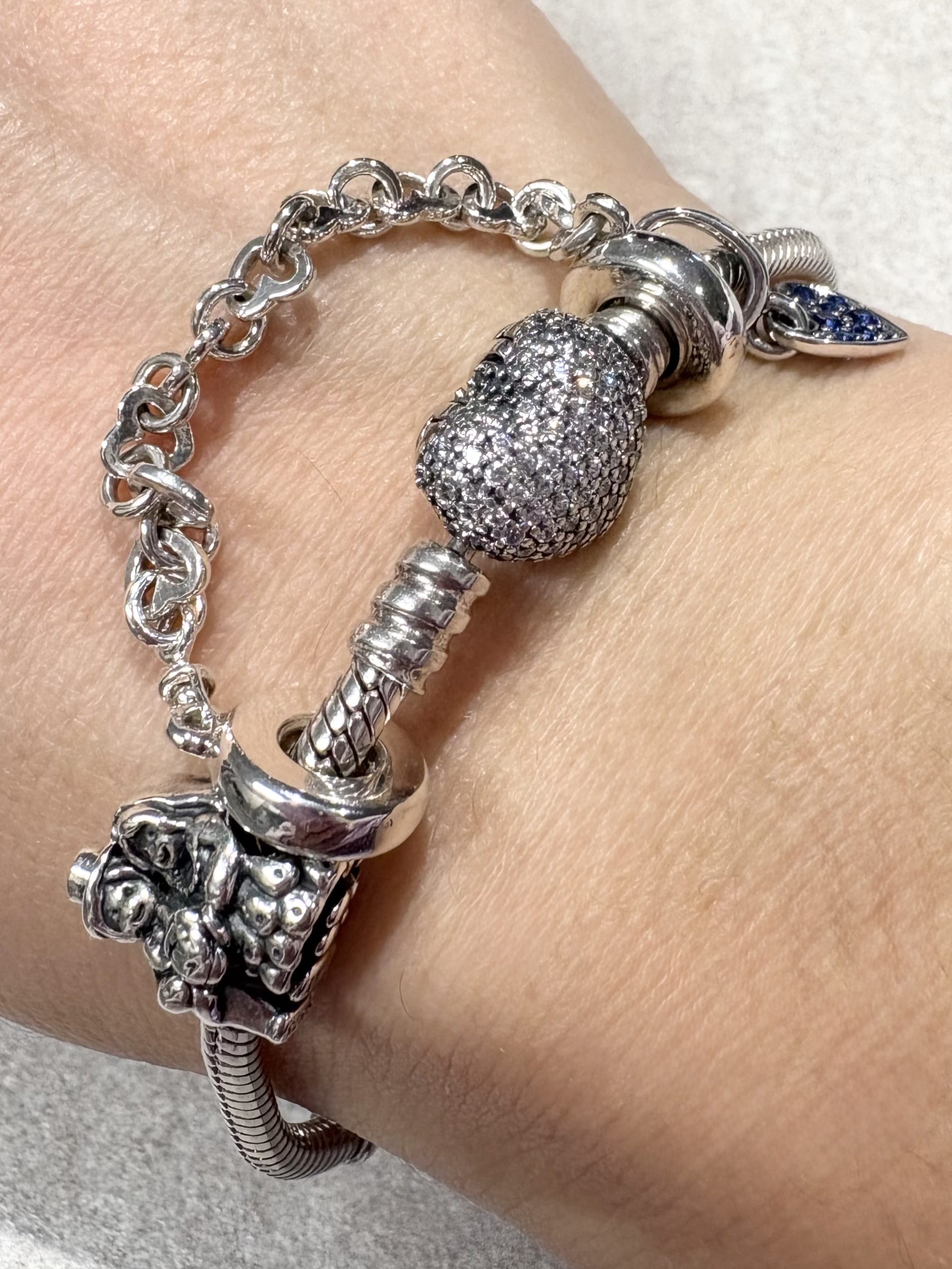 Bracciale pandora moments chiusura a cuore con pavè tema amore con charm-2