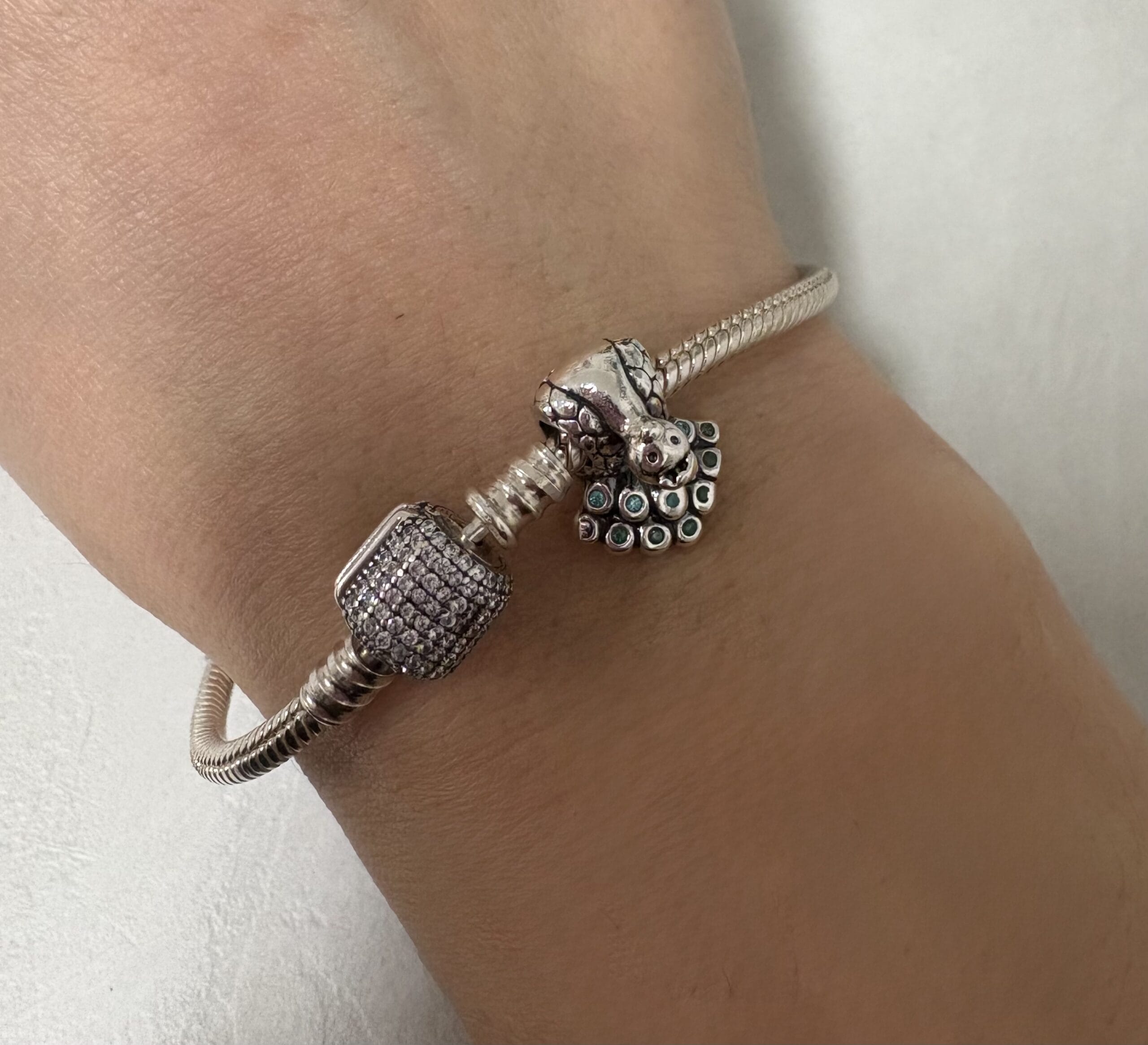 Bracciale in argento pandora moments con chiusura a pavè e ciondolo pavone-2