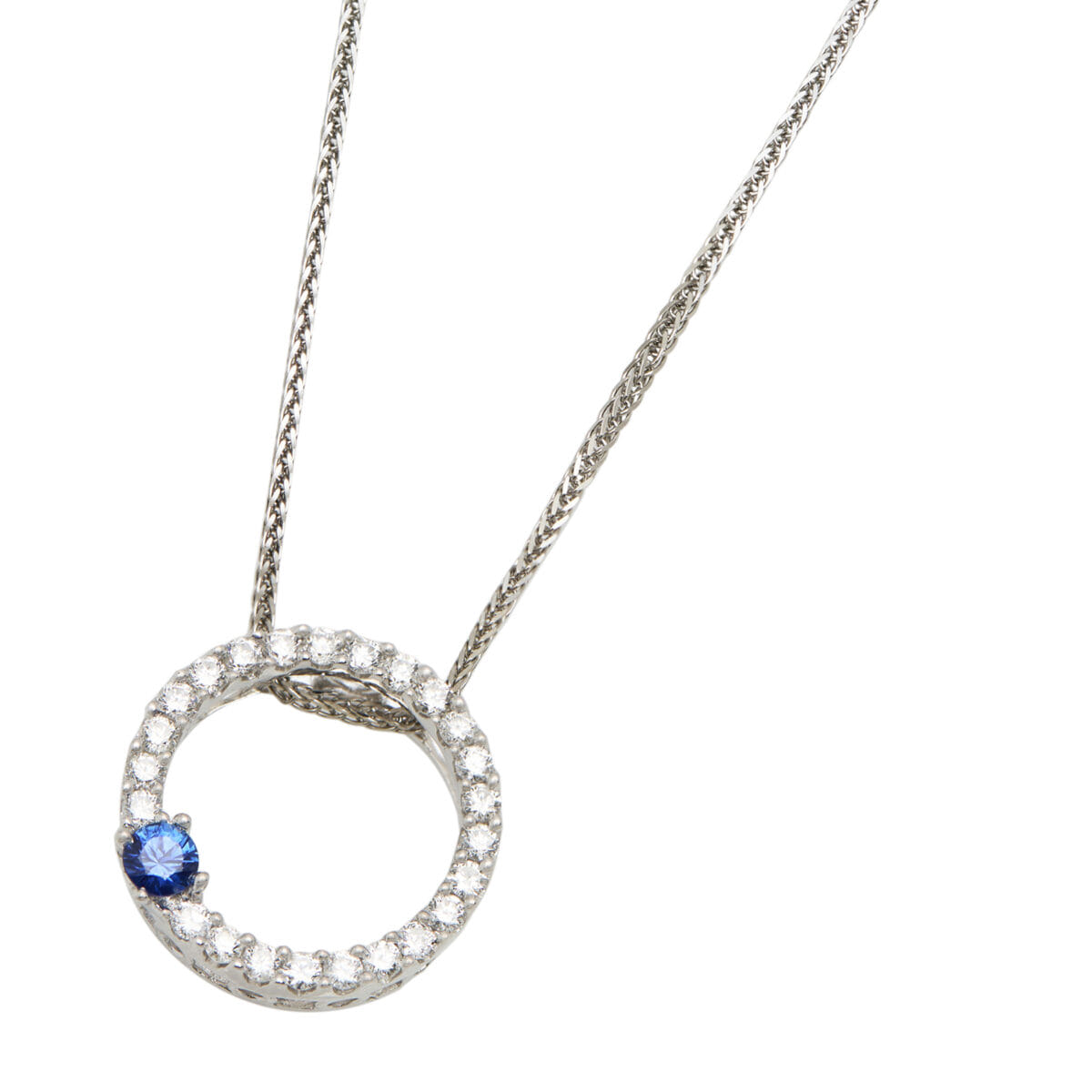 Catenina in oro bianco con ciondolo circolare con diamanti e zaffiro-1