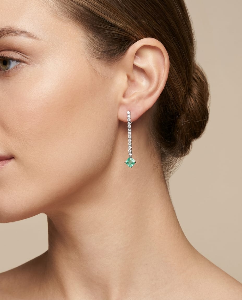 Orecchini pendenti in oro bianco con diamanti e smeraldi-3