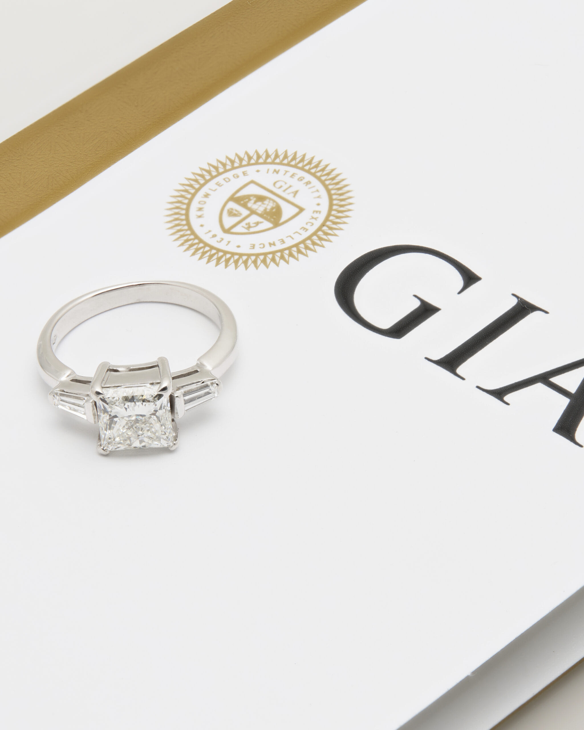 Anello di fidanzamento con diamante centrale taglio princess 2,27 ct-4