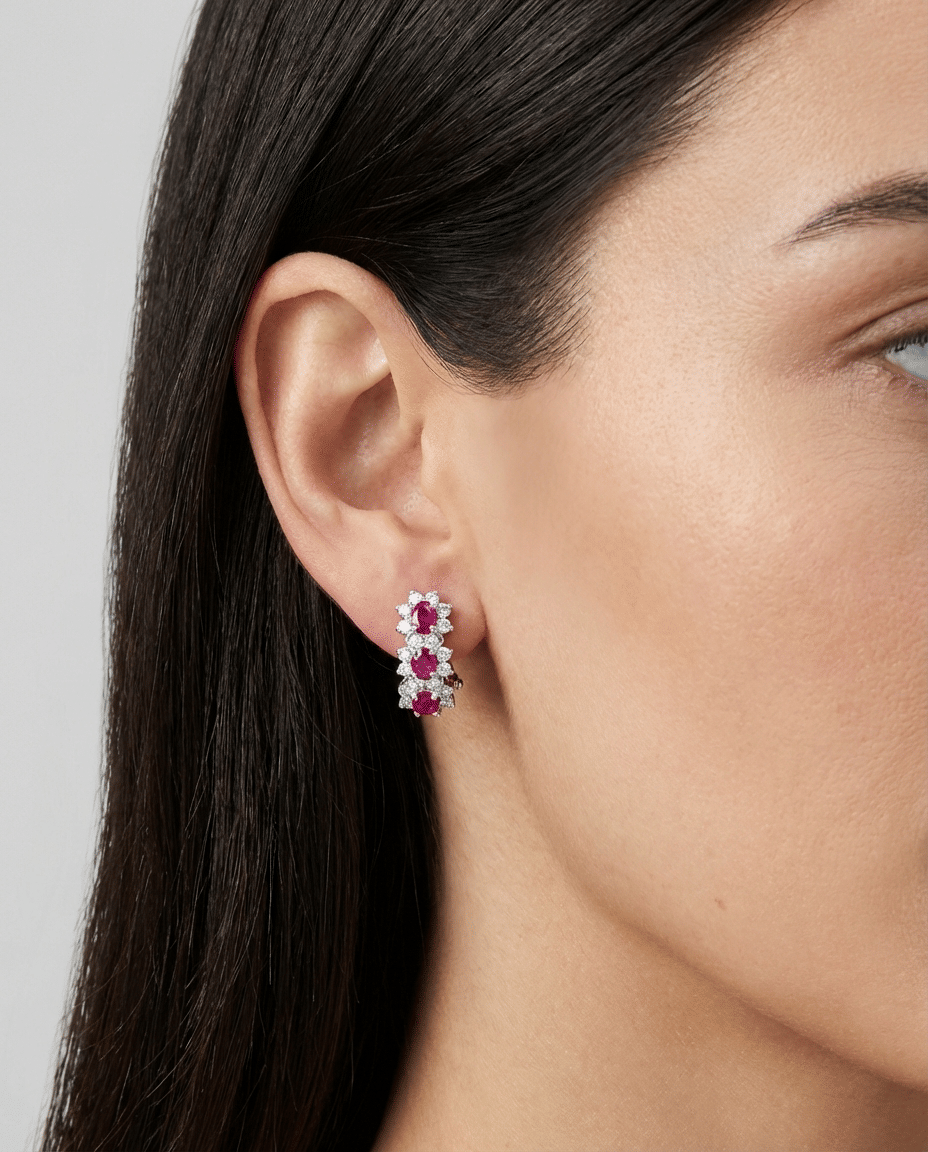 Orecchini a clip trilogy a fiore oro bianco, diamanti e rubini-3