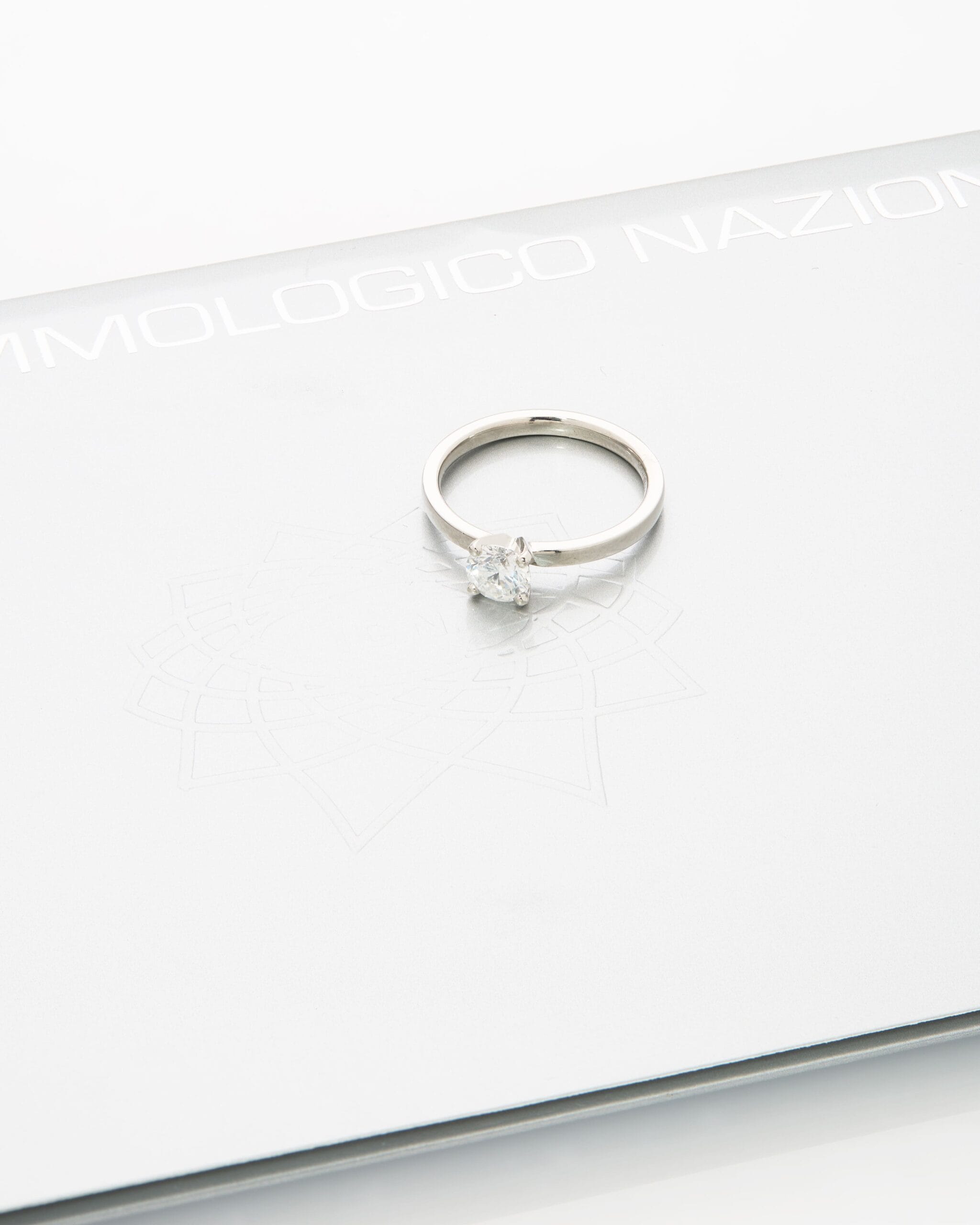Anello solitario in platino e diamante 0,55 ct-4