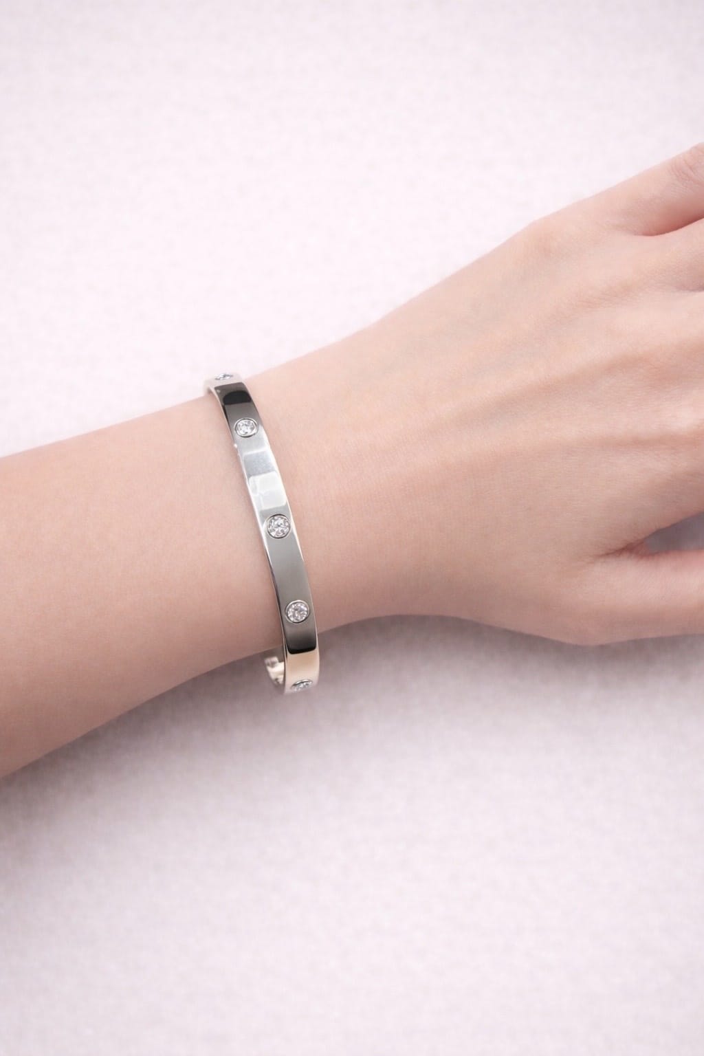 Bracciale stile love u in oro bianco e diamanti-3