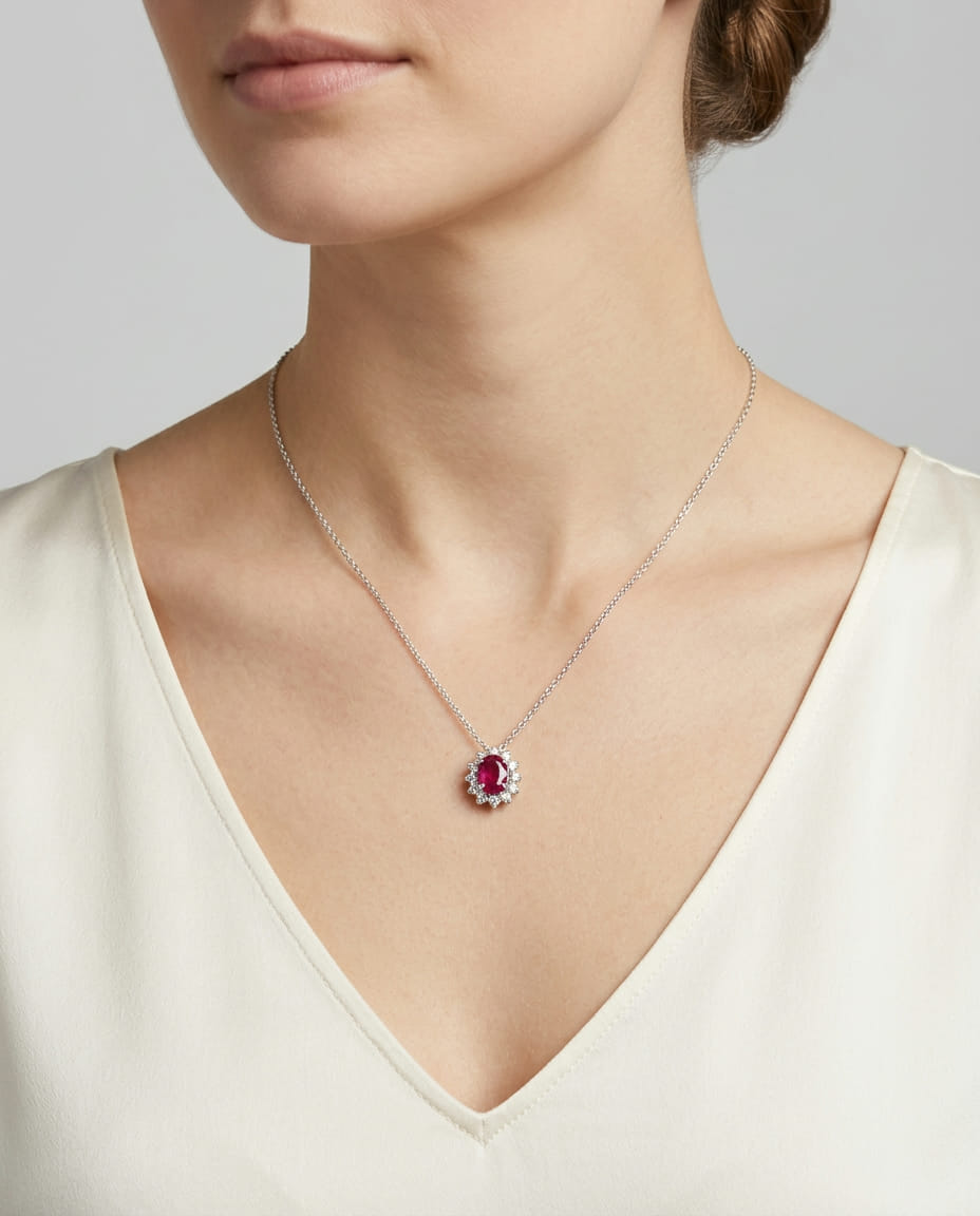 Collana in oro bianco con ciondolo rubino e diamanti-3