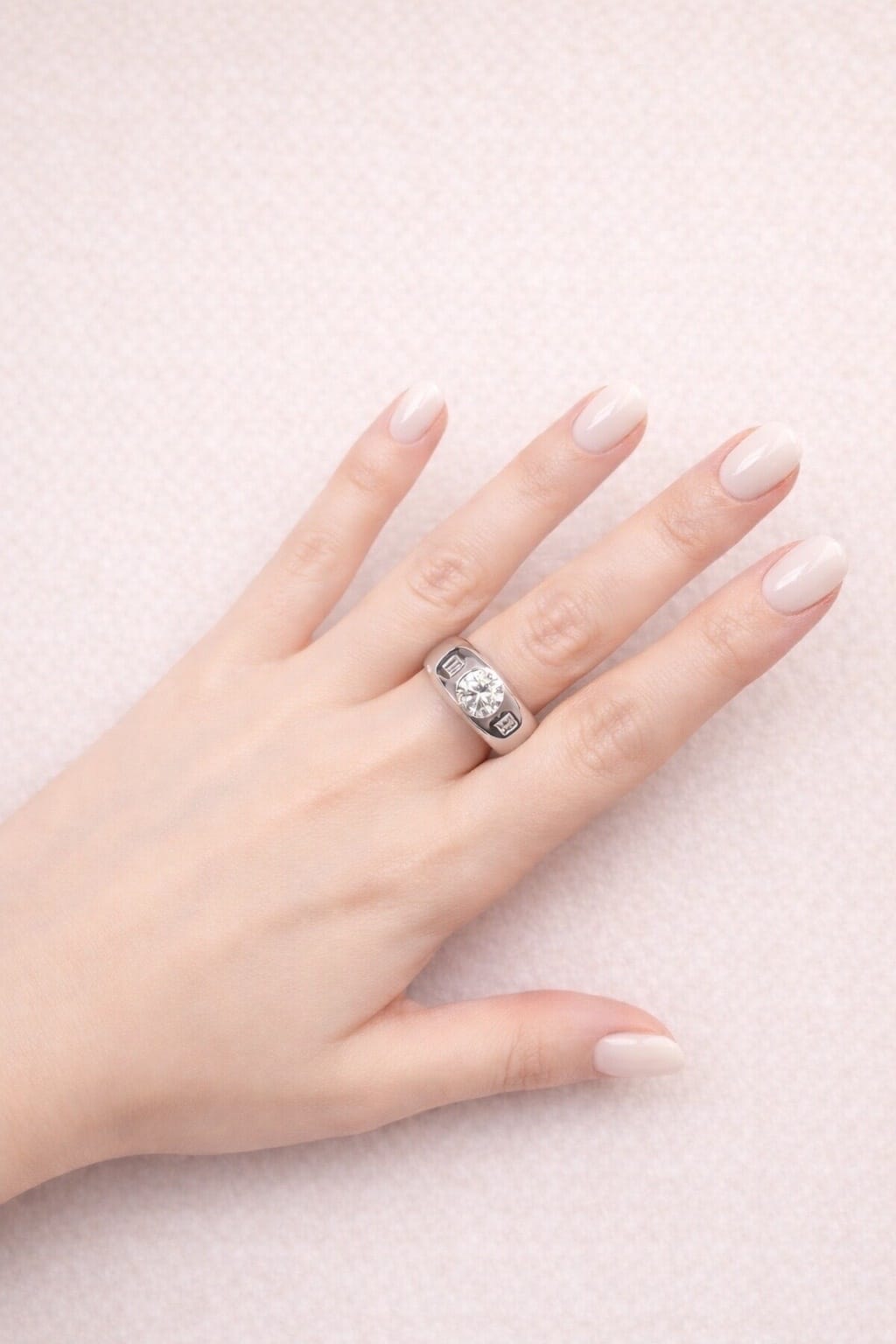 Anello fascia bombata con diamante round centrale e diamanti rettangolari laterali-4