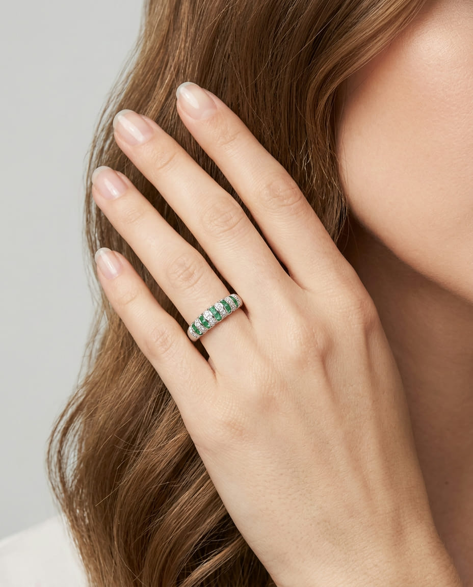 Anello fascia bombata in oro bianco con diamanti e smeraldi-4