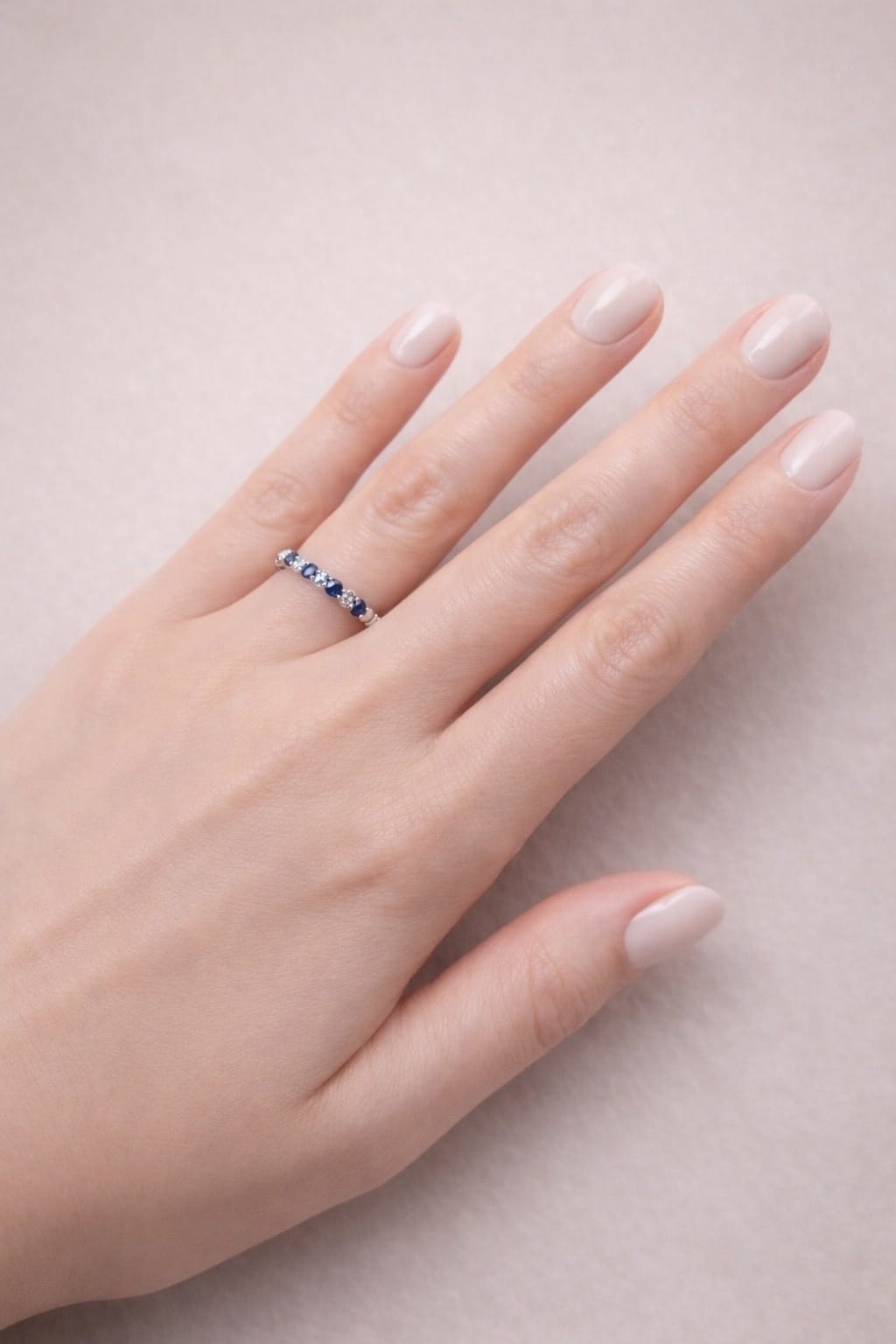 Anello perlée in oro bianco con diamanti e zaffiri-4