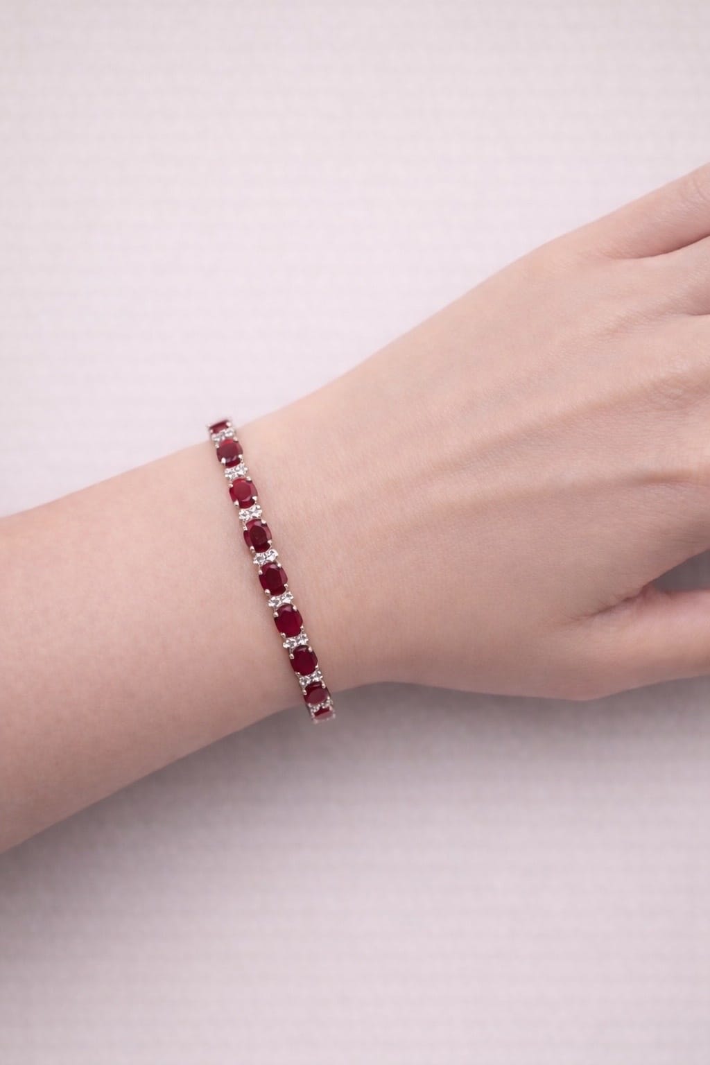 Bracciale tennis in oro bianco con rubini ovali e diamanti-4