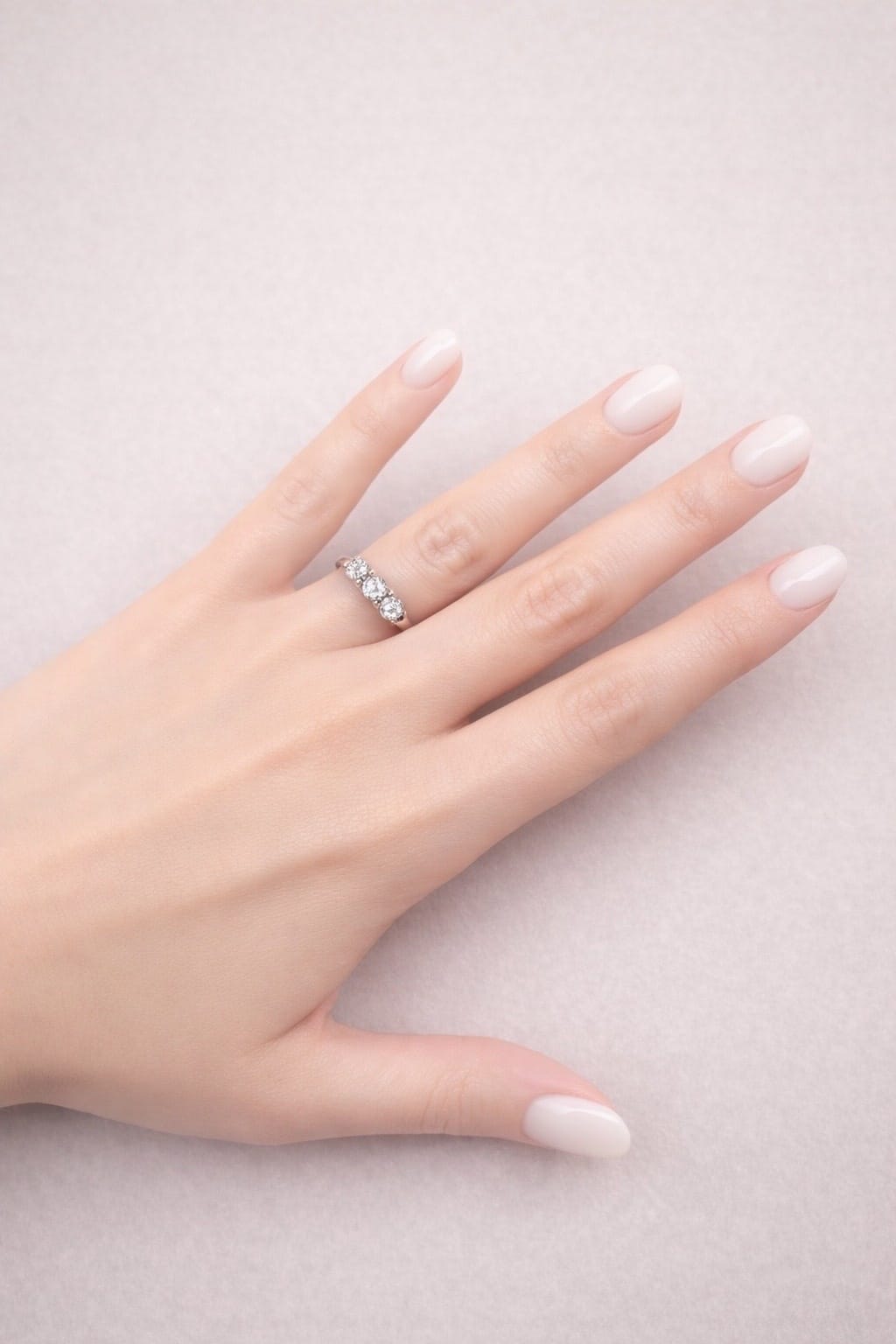 Anello trilogy in oro bianco e diamanti 0,45ct tot-4