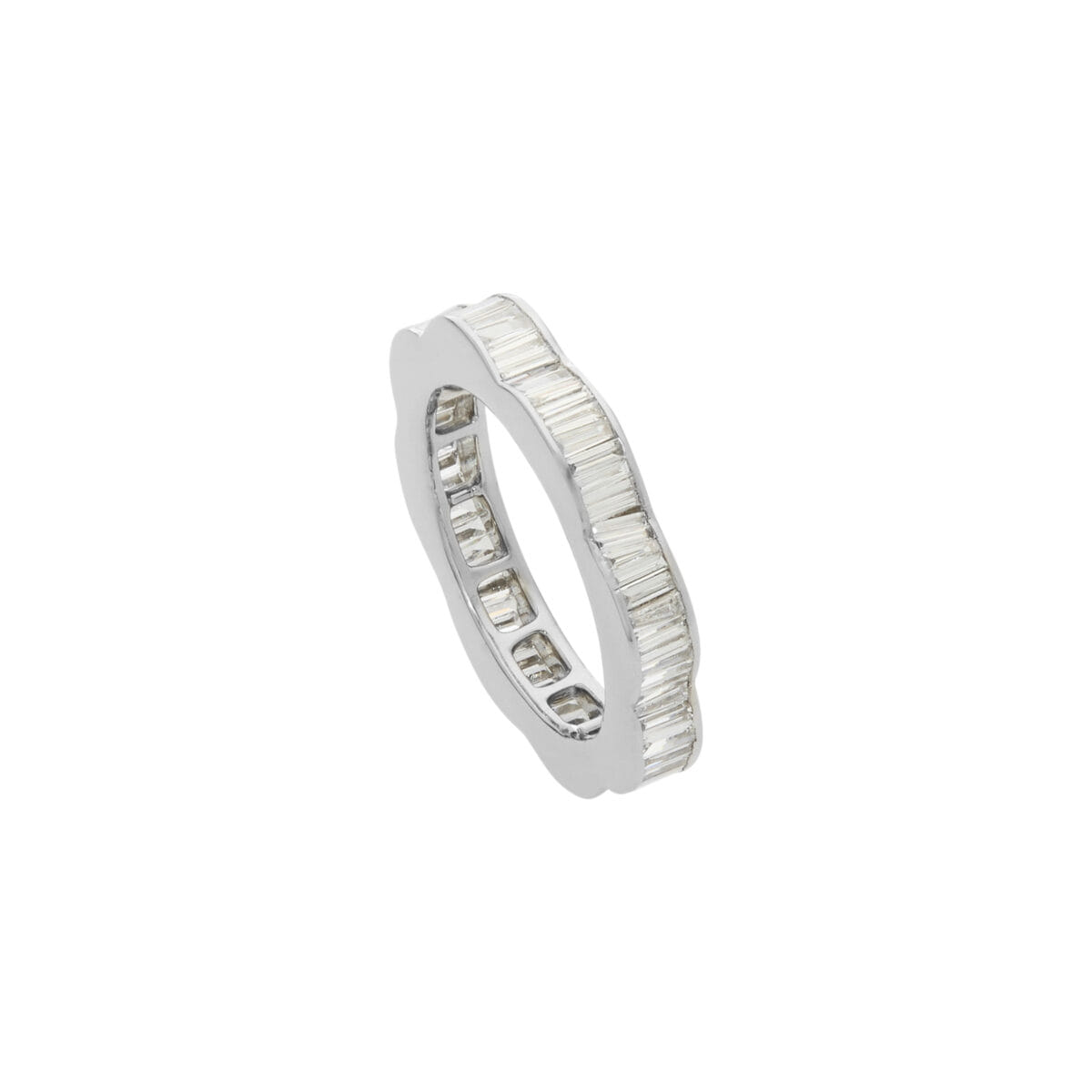 Anello eternity ondulato in oro bianco con diamanti baguette-1