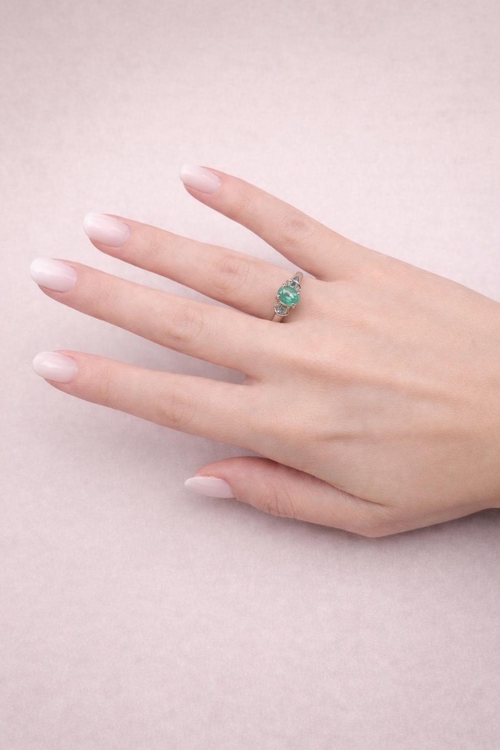 Anello in oro bianco con smeraldo ovale e diamanti baguette-4