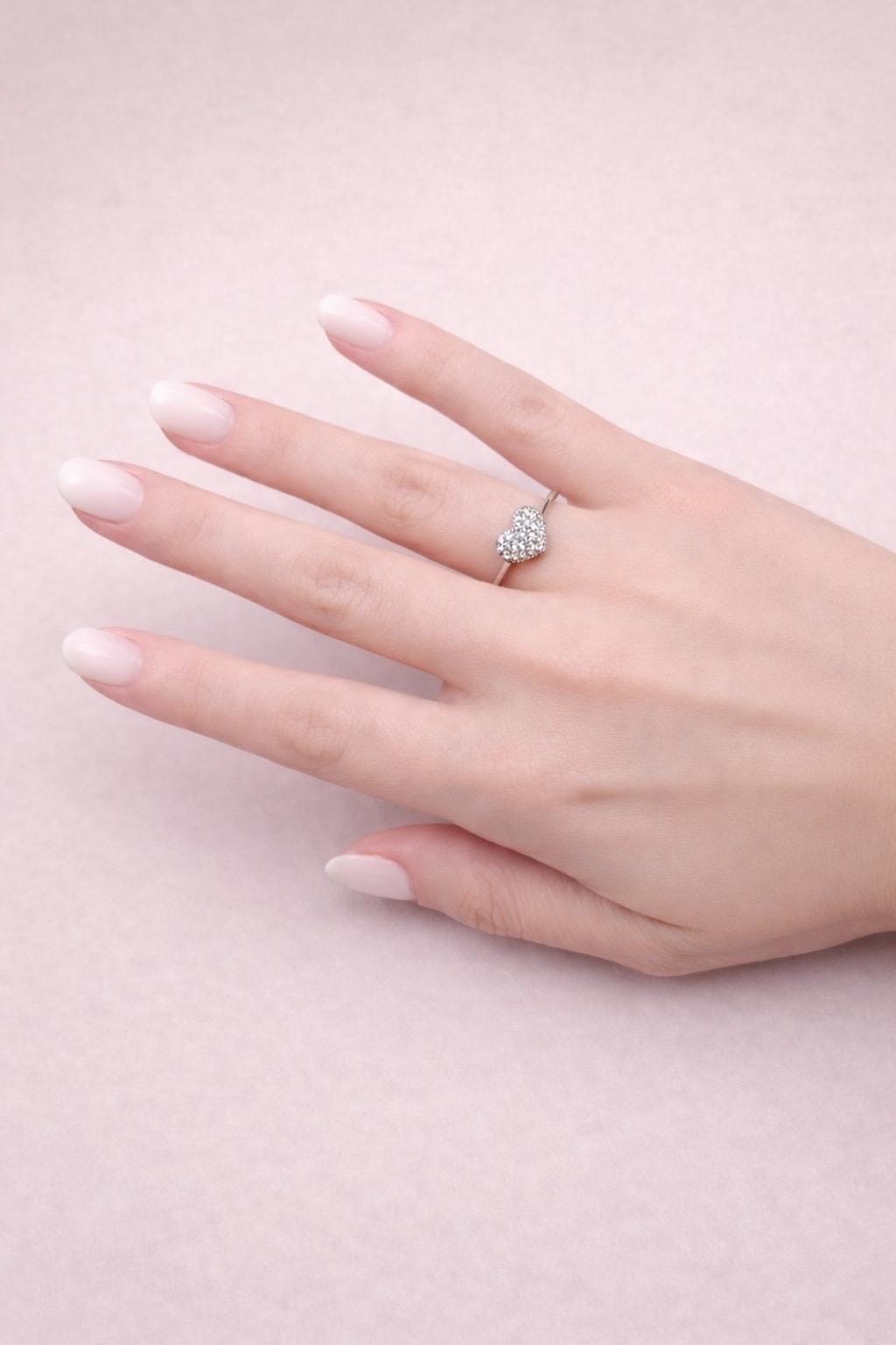 Anello in oro bianco con cuore di diamanti-4