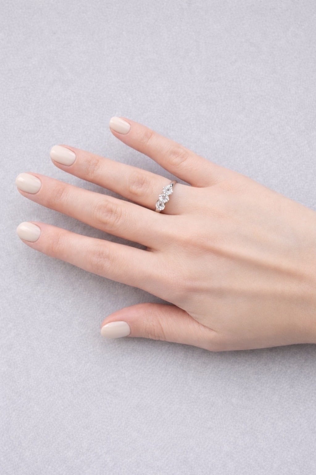 Anello trilogy in oro bianco e diamanti 0,54 ct-4