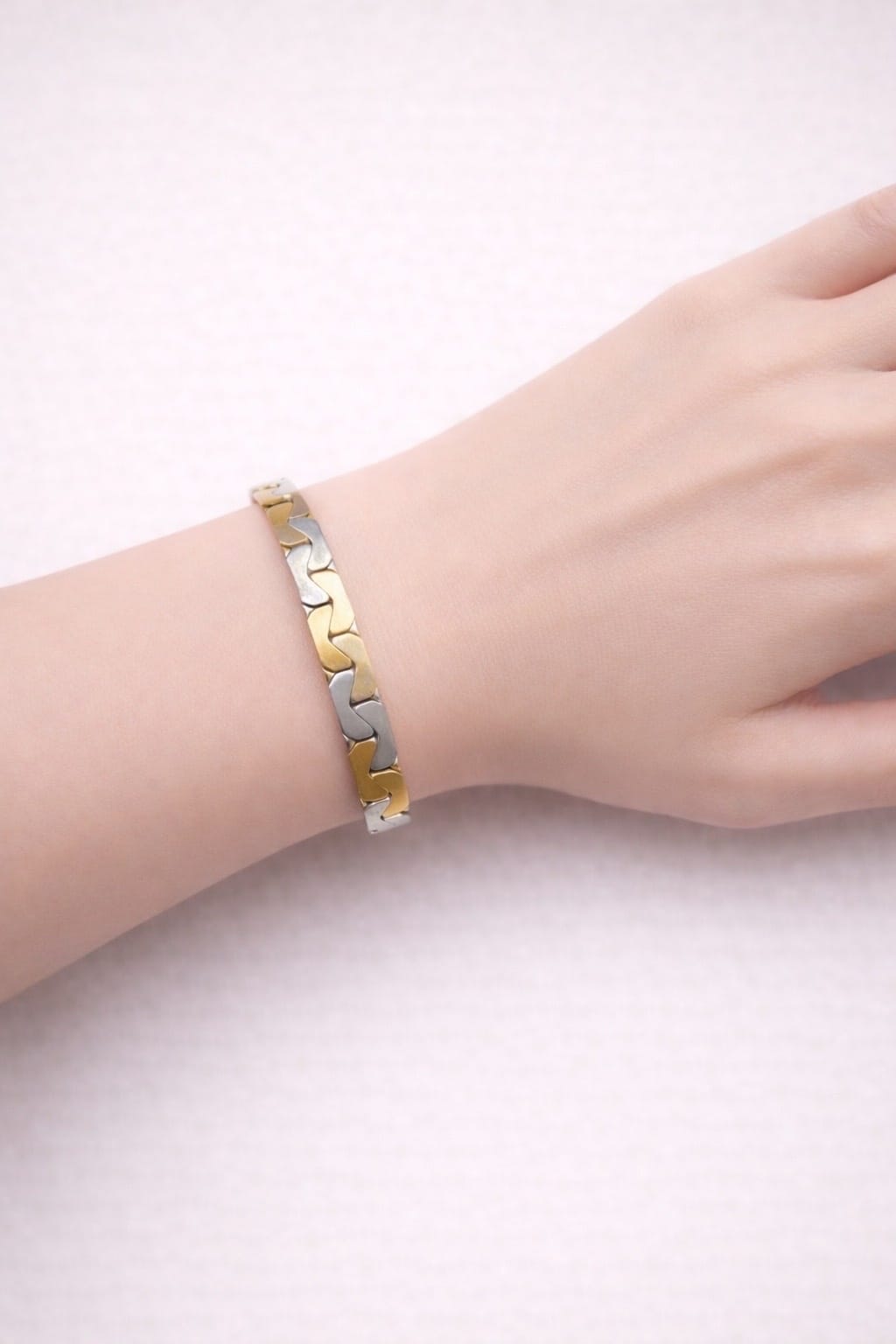 Bracciale maglia groumette in oro giallo e bianco satinato-3