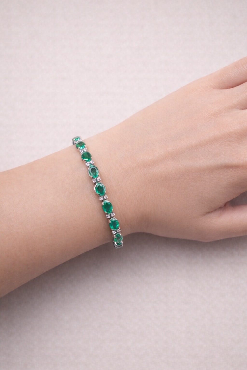 Bracciale tennis in oro bianco con smeraldi ovali e diamanti-4