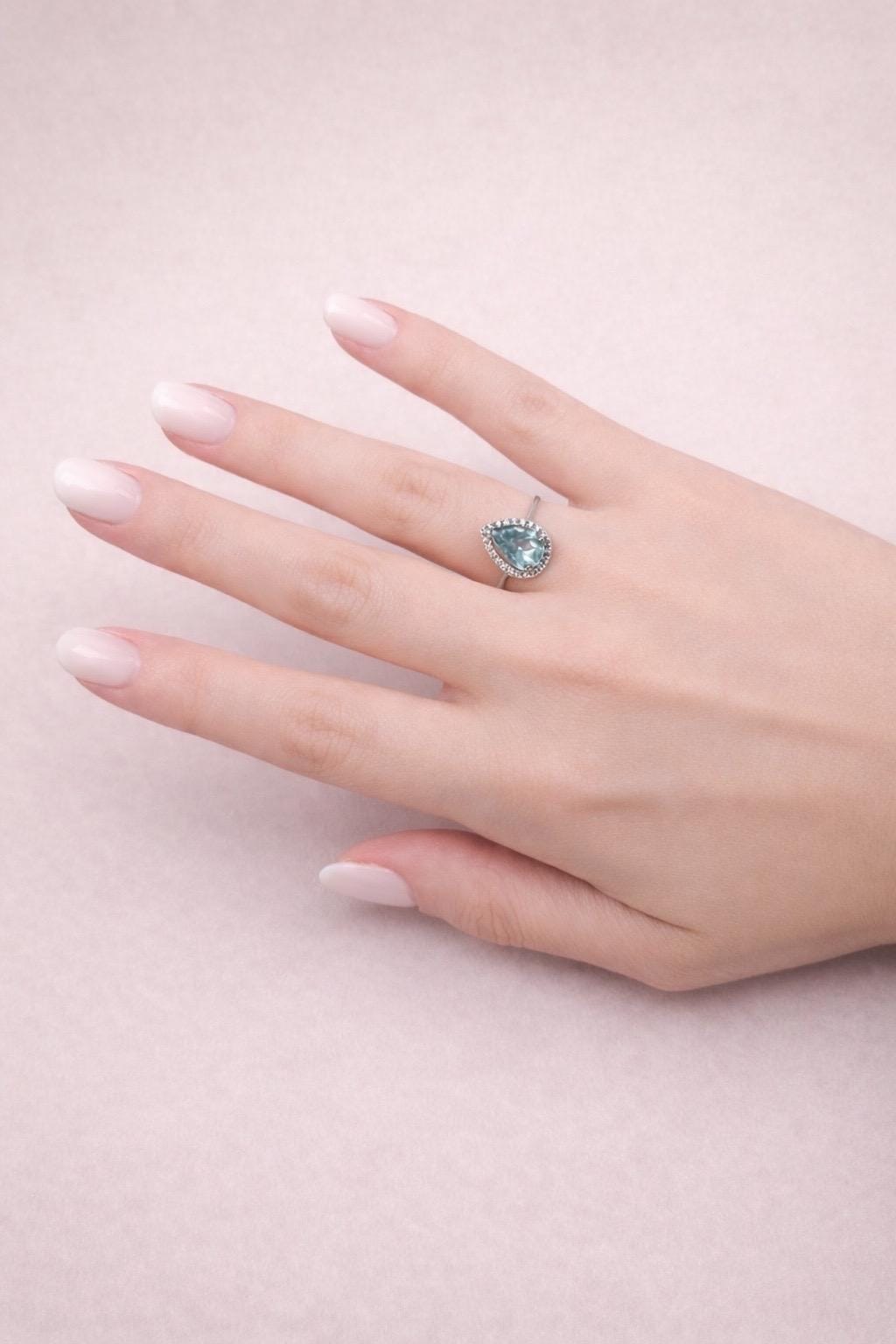 Anello acquamarina a goccia e contorno di diamanti-4