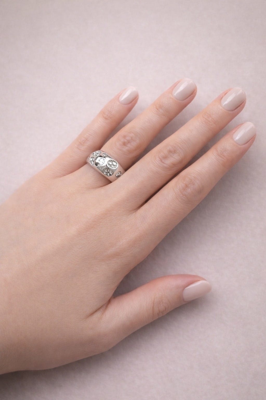 Anello fascia bombata in platino con diamanti-4