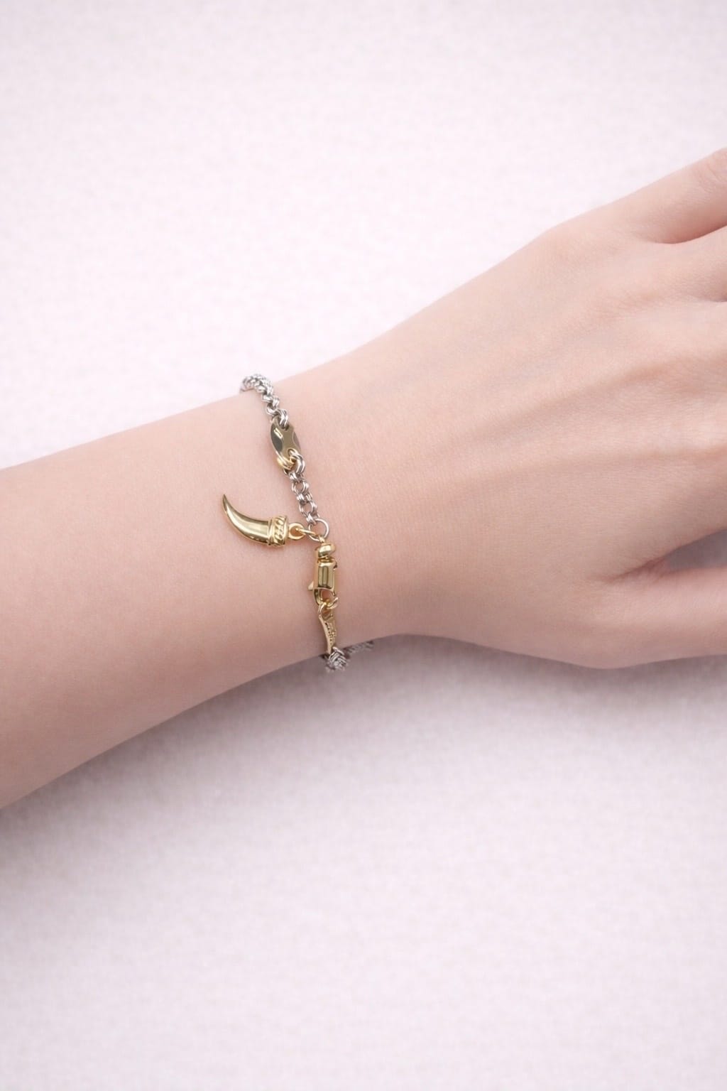 Bracciale zancan in oro bianco e giallo con ciondolo corno-3