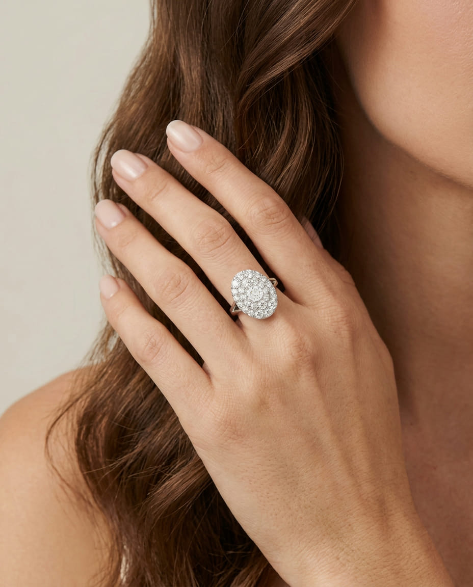 Anello in oro bianco ovale con pavé di diamanti-4