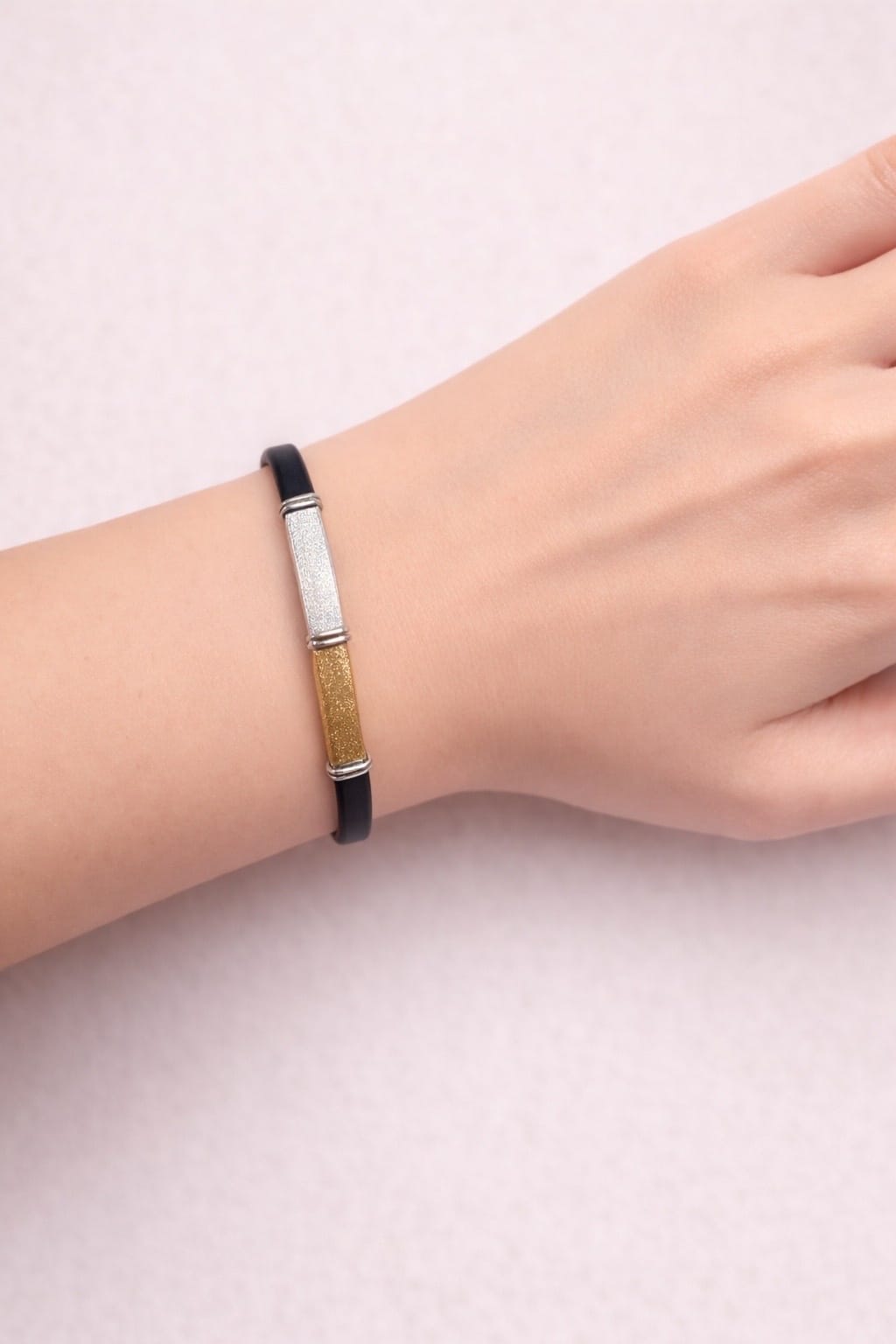 Bracciale con cordino in caucciù e barretta centrale in oro bicolore satinato e lucido-3