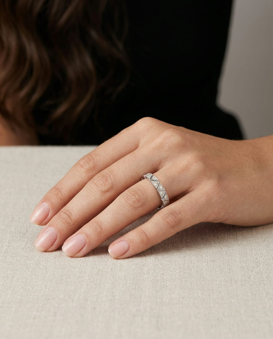 Anello oro bianco e diamanti con motivo triangolare-3