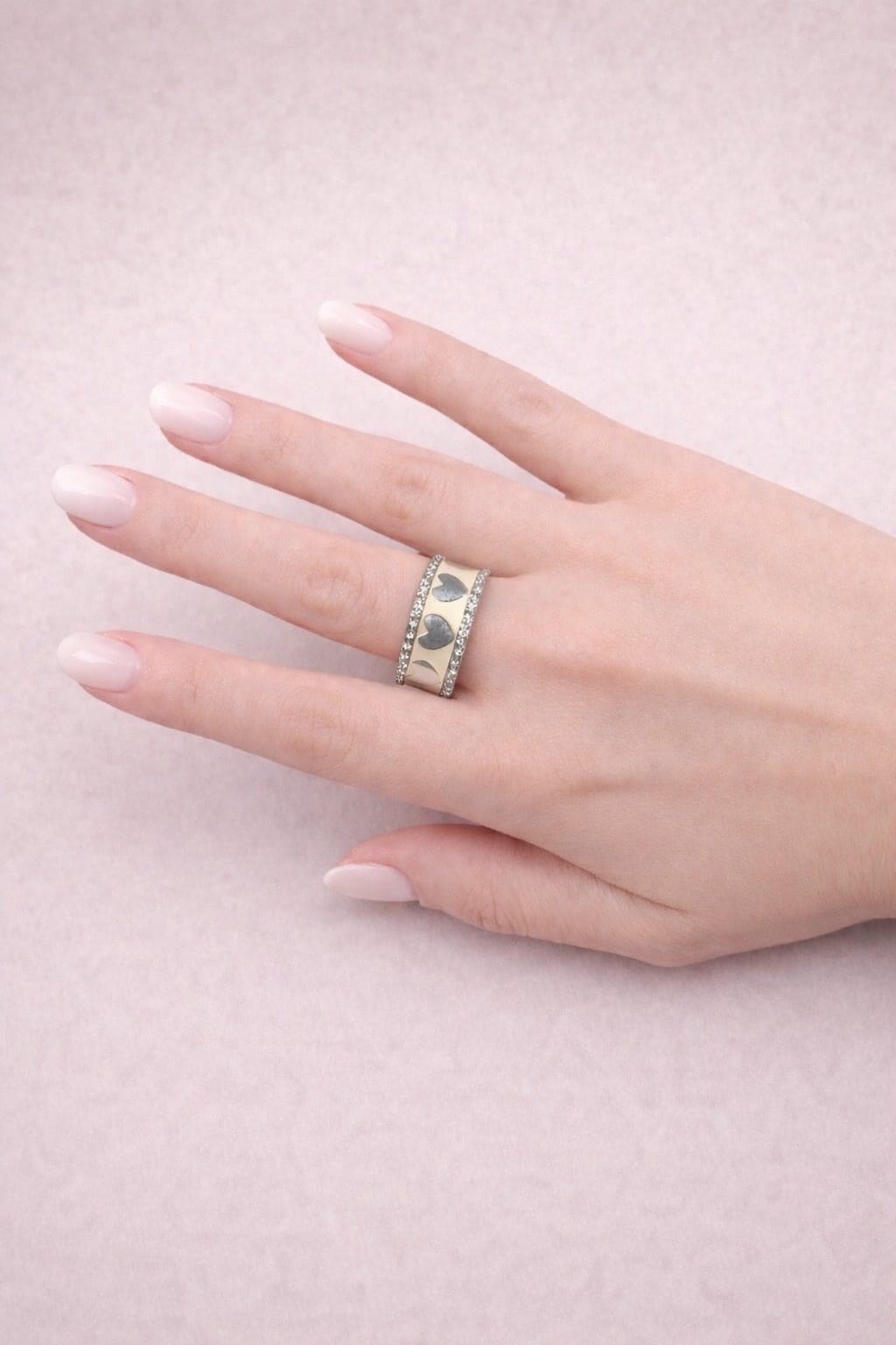 Anello fascia in oro bianco e smalto con cuori e diamanti-4