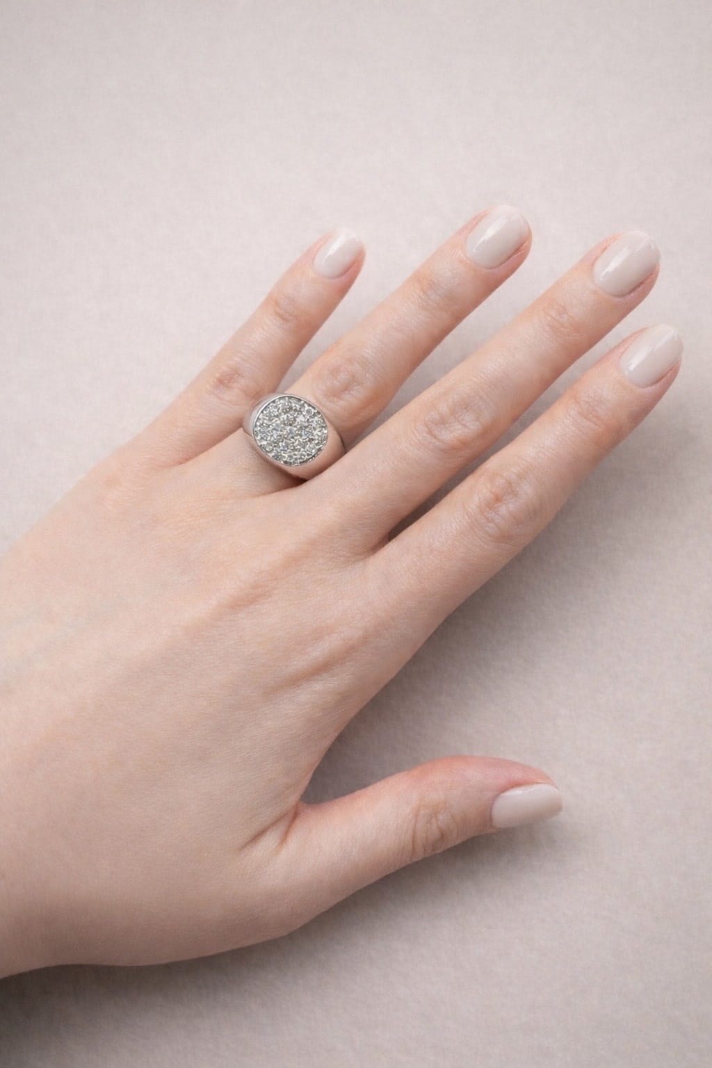 Anello sigillo in oro bianco e diamanti-4