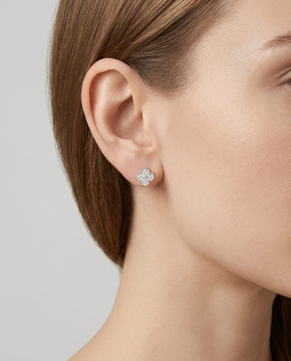 Orecchini van cleef & arpels sweet alhambra in oro bianco e diamanti-4