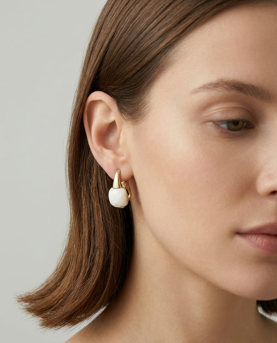 Orecchini in oro giallo con calcedonie bianche-3