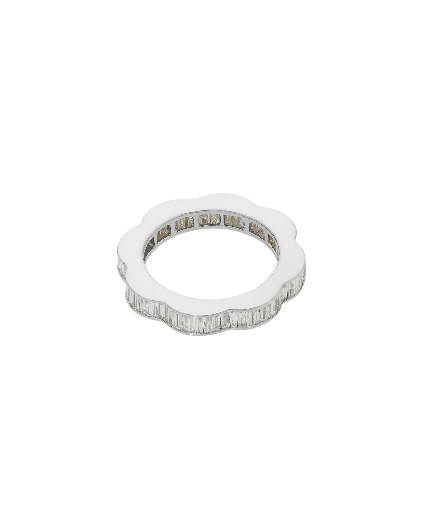Anello eternity ondulato in oro bianco con diamanti baguette-2