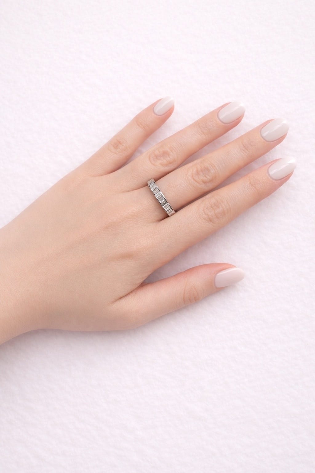 Anello eternity ondulato in oro bianco con diamanti baguette-3