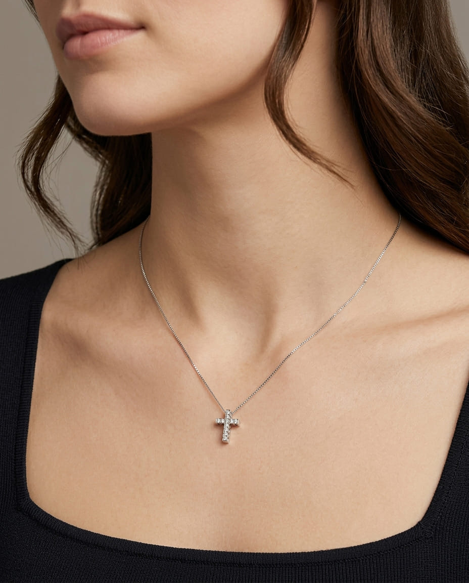 Collana in oro bianco con ciondolo croce con diamanti-3